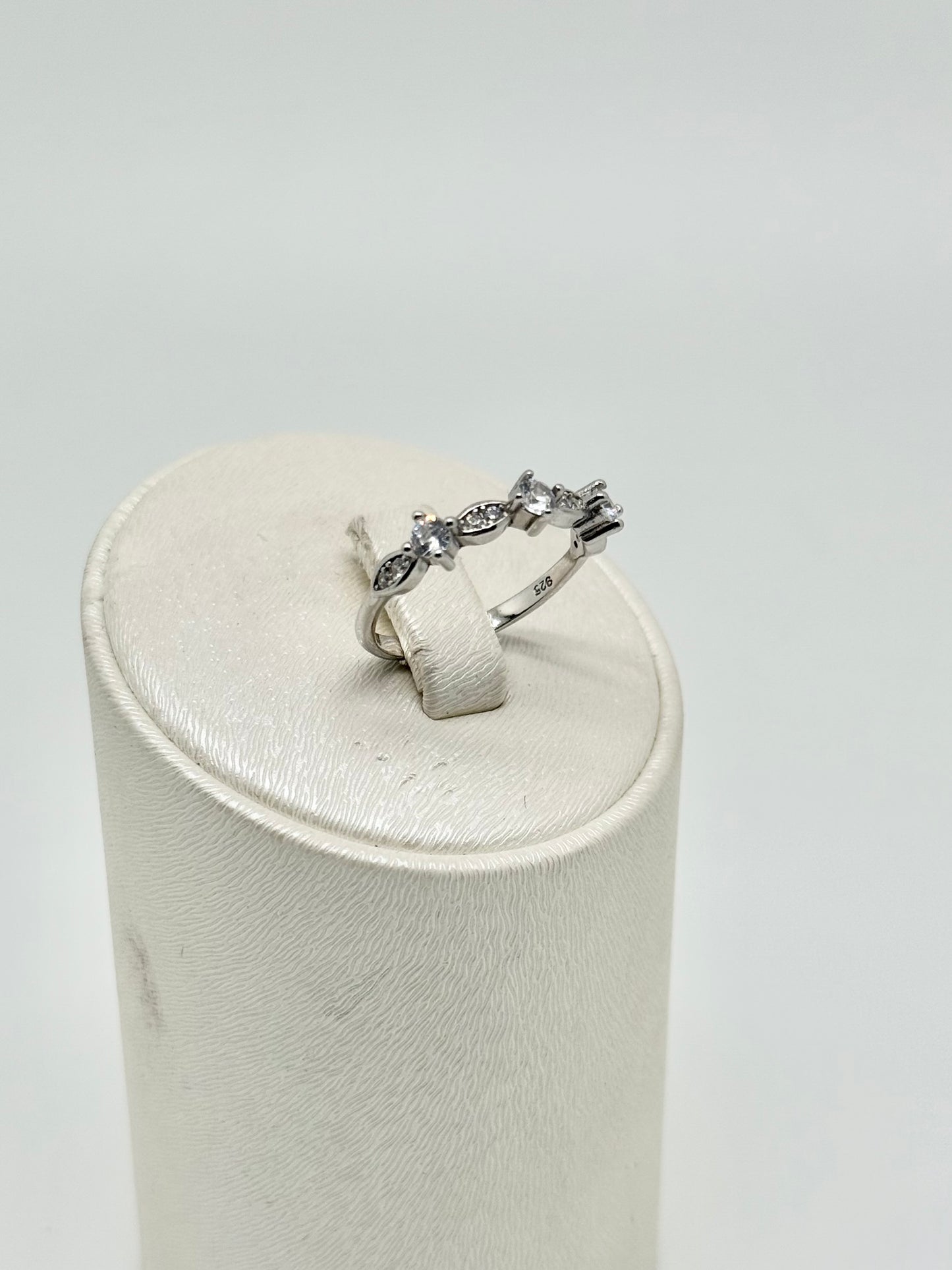 Ring van 925 sterlingzilver, bezet met zirkonia, gerhodineerd zilver, 1,90 g