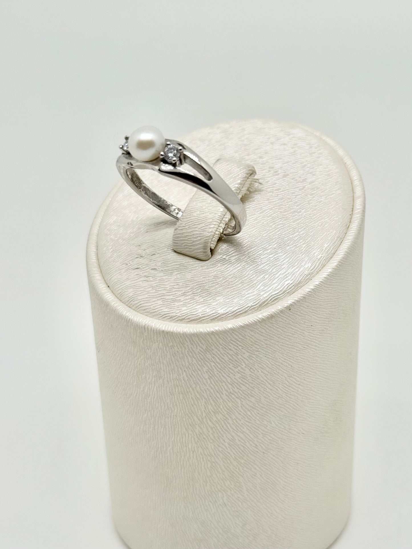 Ring van 925 sterlingzilver, bezet met zirkonia, gerhodineerd zilver, 3,33 g