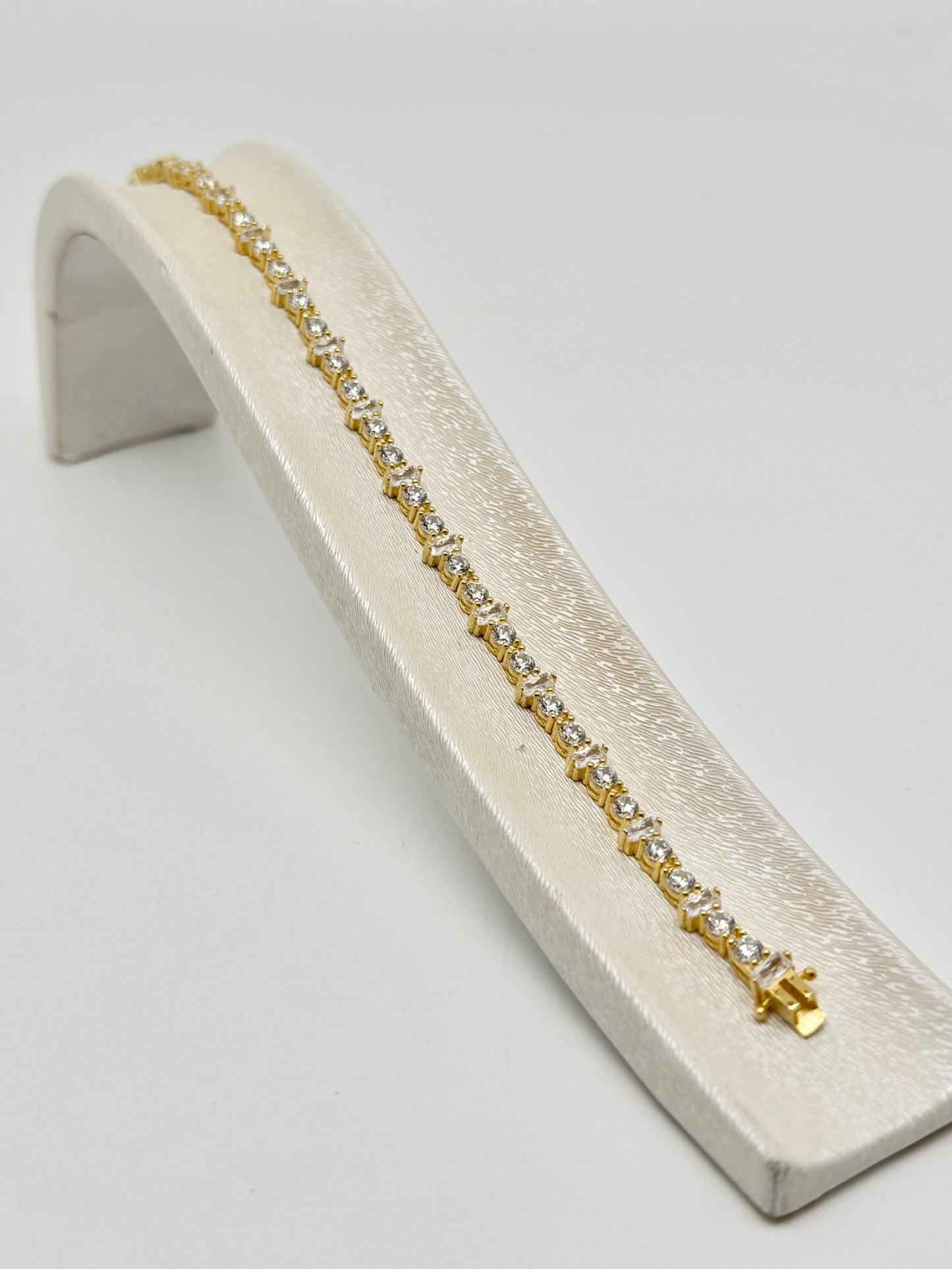 Tennis bracelet in 925 sterling silver plated with 18-karat gold - round and baguette-cut brilliant zircon - 8.94 g