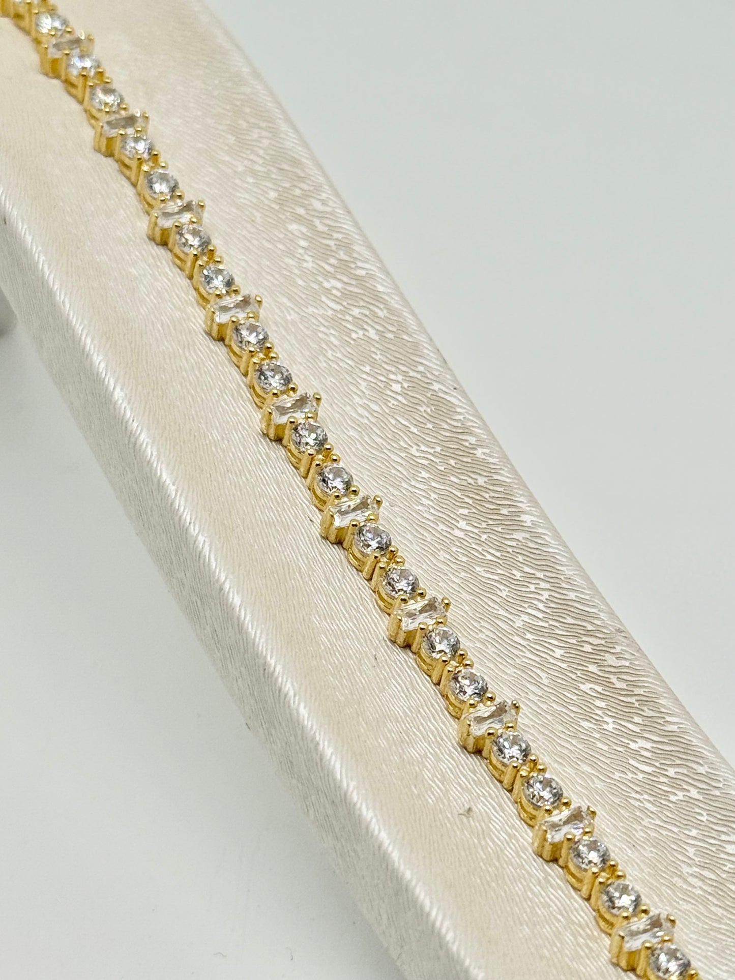 Tennis bracelet in 925 sterling silver plated with 18-karat gold - round and baguette-cut brilliant zircon - 8.94 g