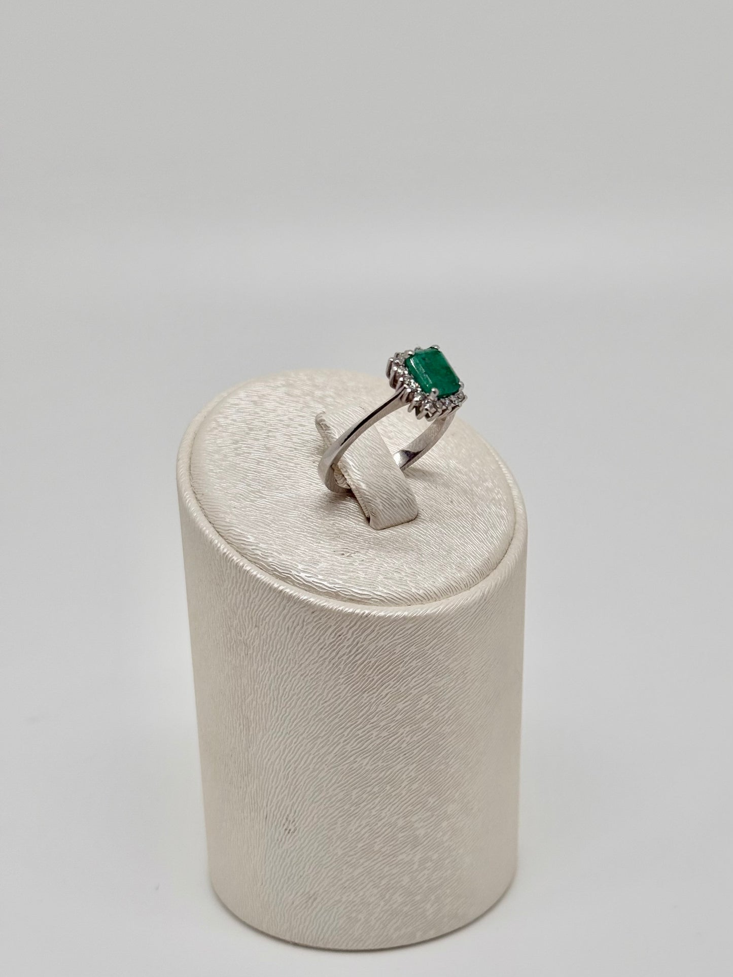 Ring van 18k/750 witgoud bezet met een smaragd van 2,5 karaat