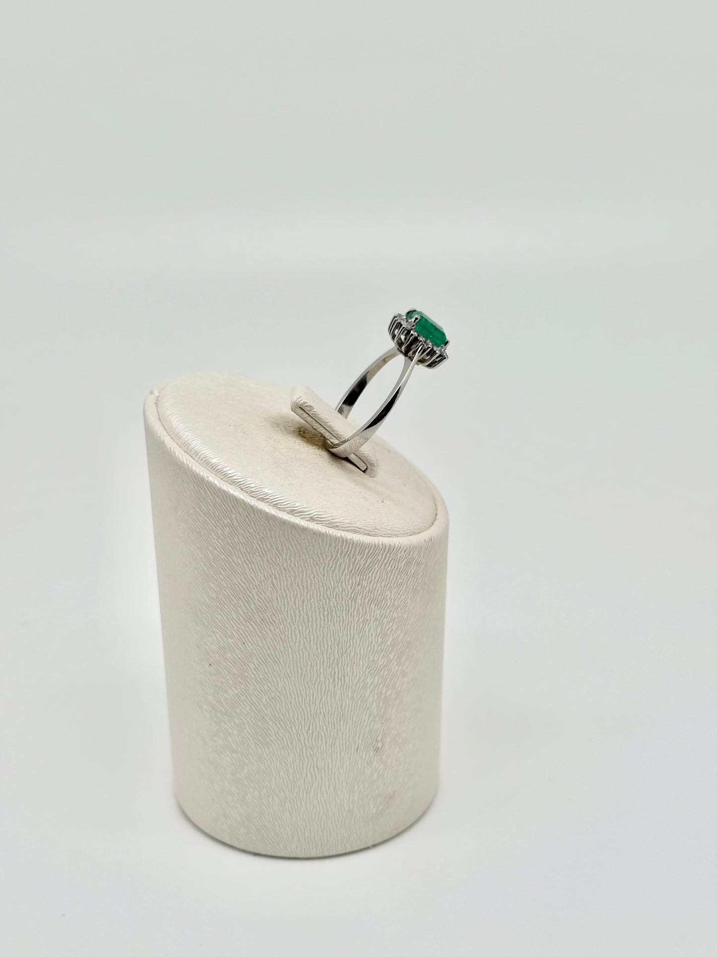 Ring van 18k/750 witgoud bezet met een smaragd van 2,5 karaat