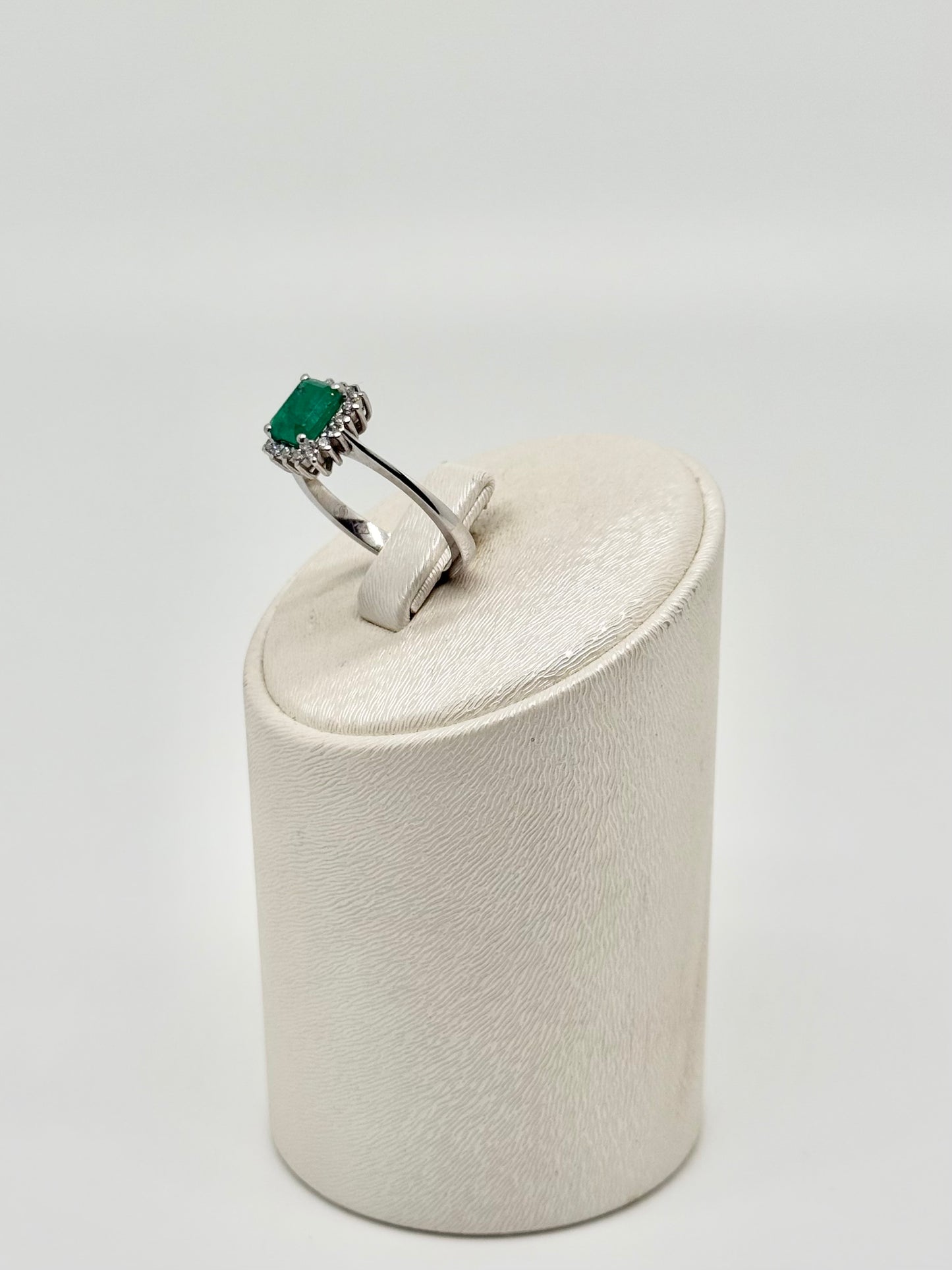 Ring van 18k/750 witgoud bezet met een smaragd van 2,5 karaat