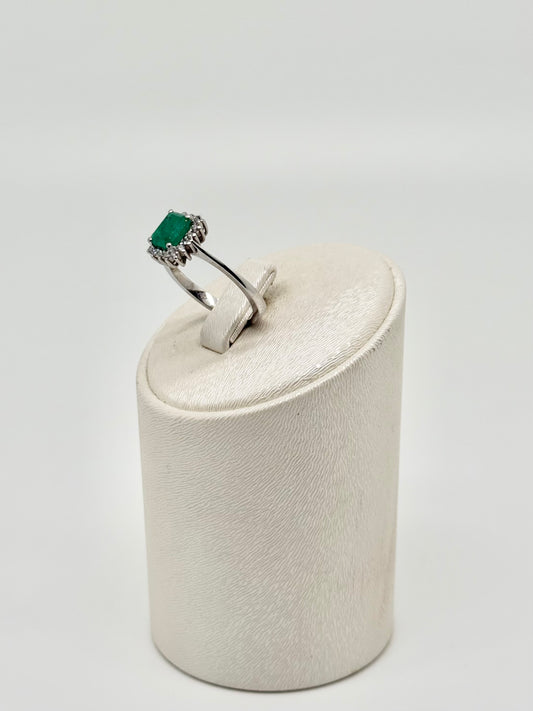 Ring van 18k/750 witgoud bezet met een smaragd van 2,5 karaat