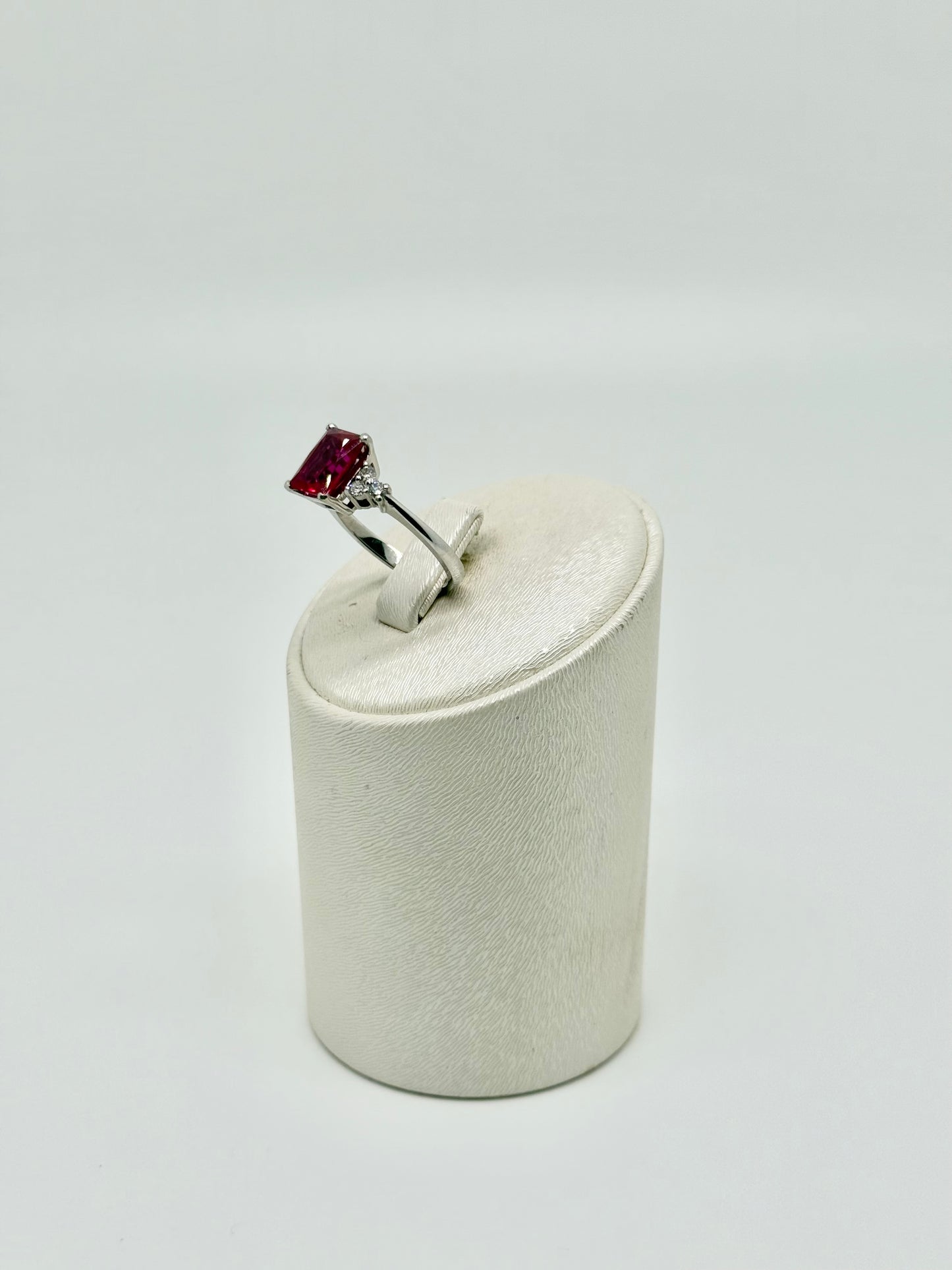 Rubis de 3 carats, serti sur une monture en or blanc 18 carats (750/1000)