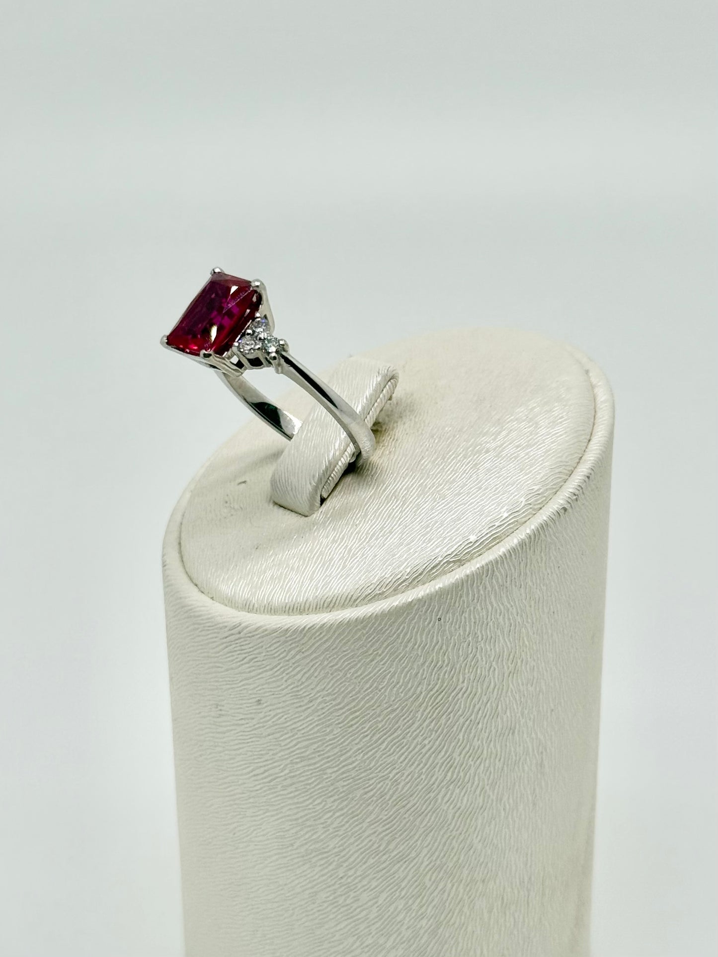 Rubis de 3 carats, serti sur une monture en or blanc 18 carats (750/1000)