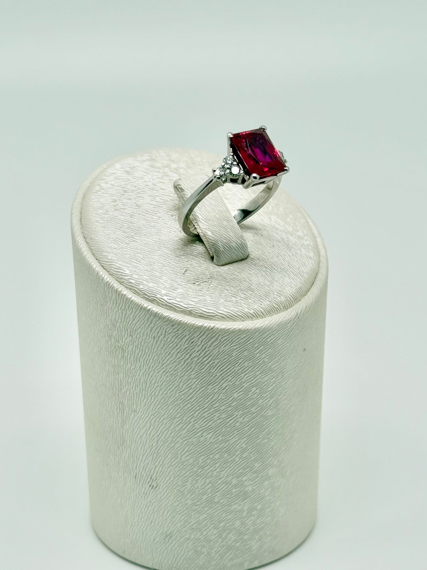 Rubis de 3 carats, serti sur une monture en or blanc 18 carats (750/1000)