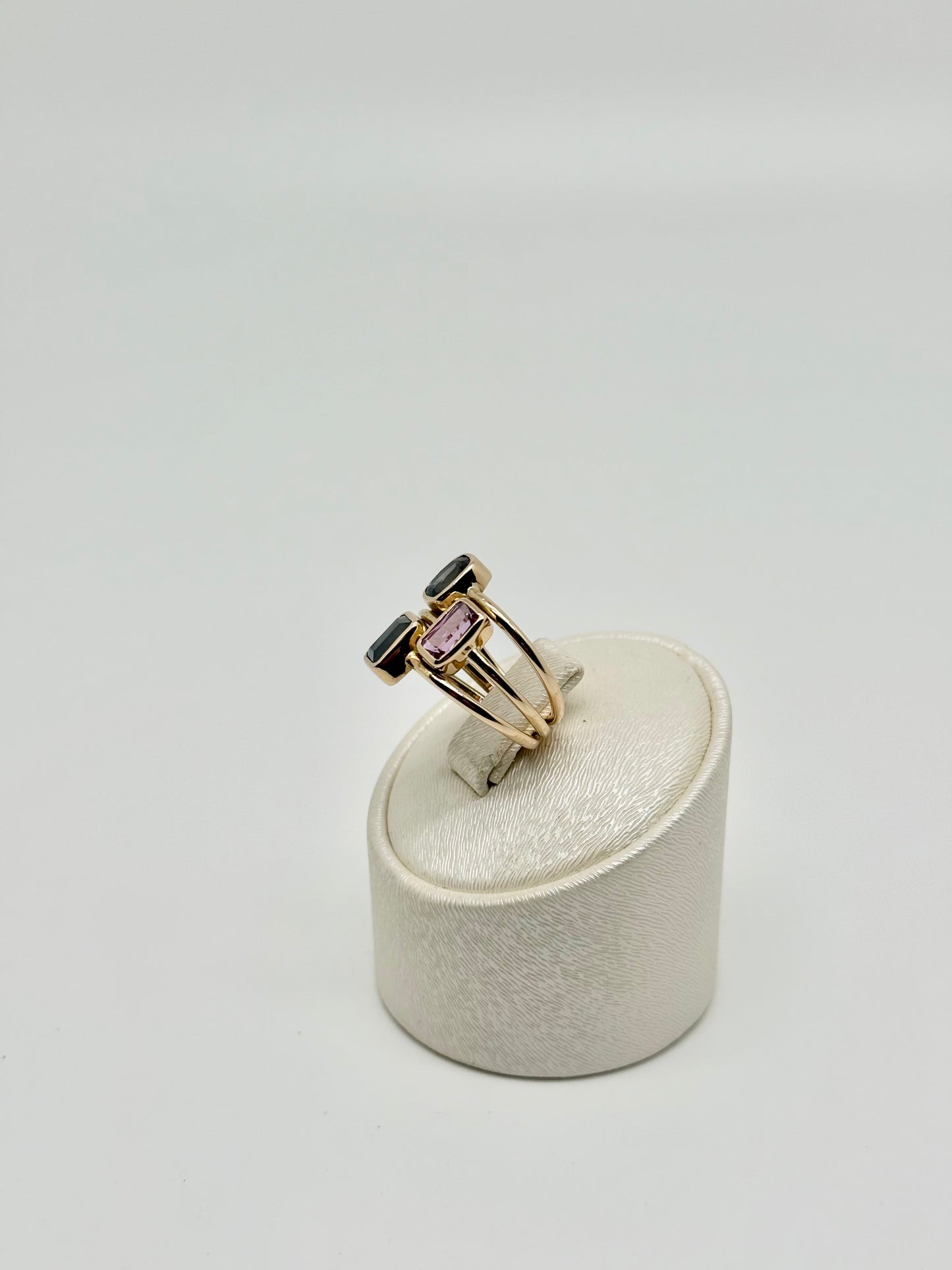 Yellow gold ring set with 2 natural sapphires