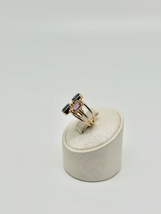 Geelgouden ring bezet met 2 natuurlijke saffieren