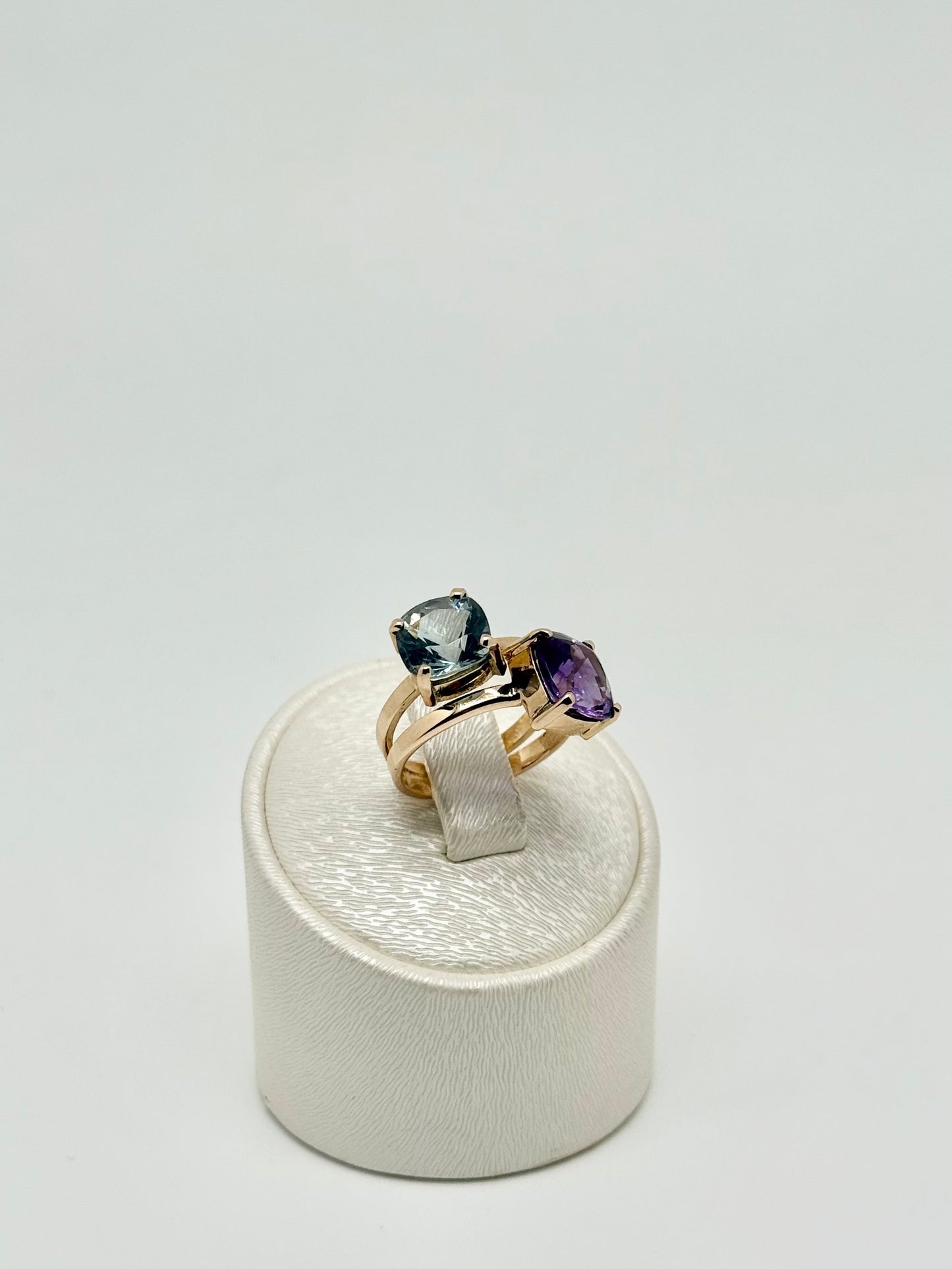 Geelgouden ring bezet met sierstenen, 18 karaat/750, 5,75 gram