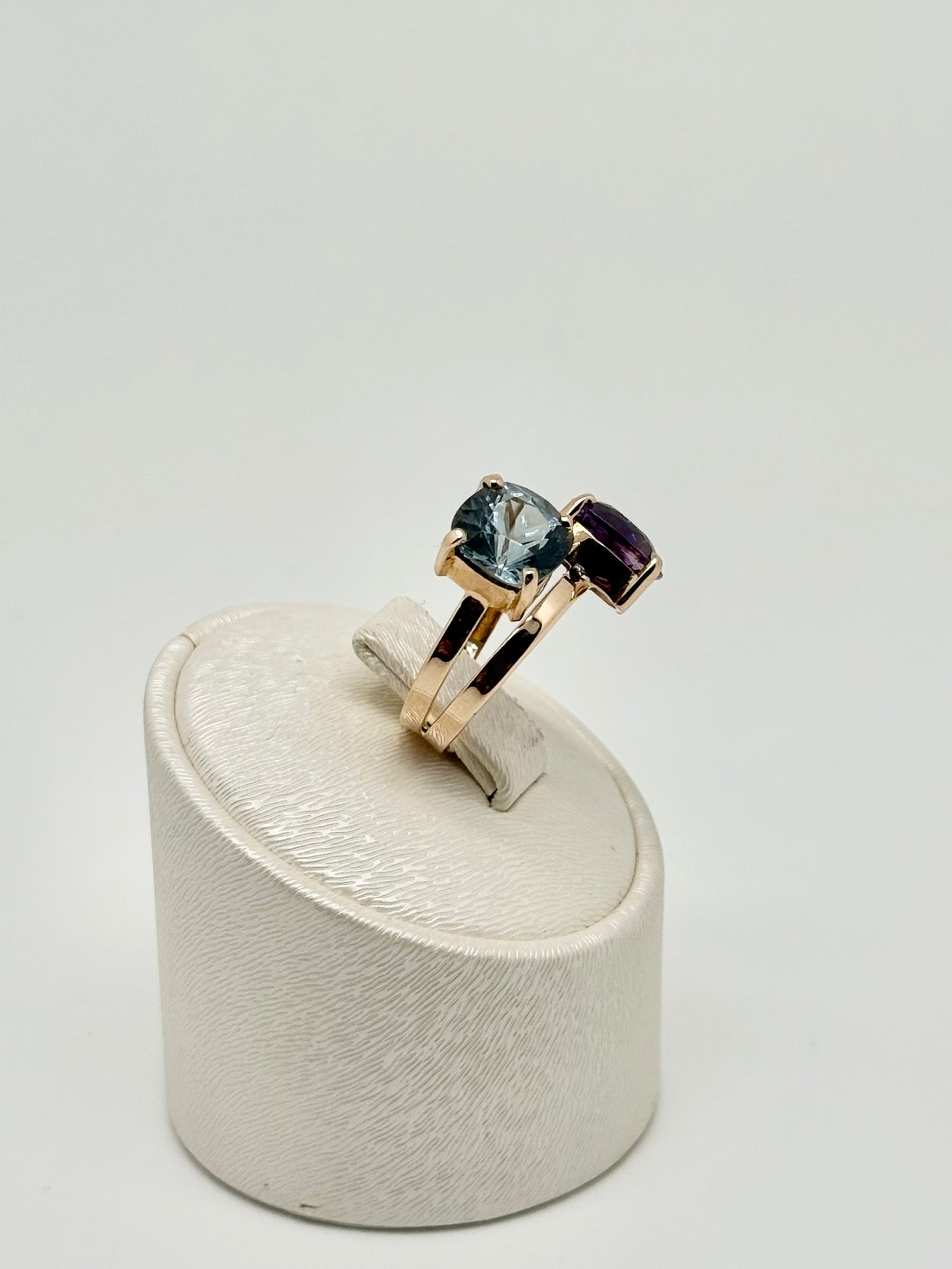 Geelgouden ring bezet met sierstenen, 18 karaat/750, 5,75 gram