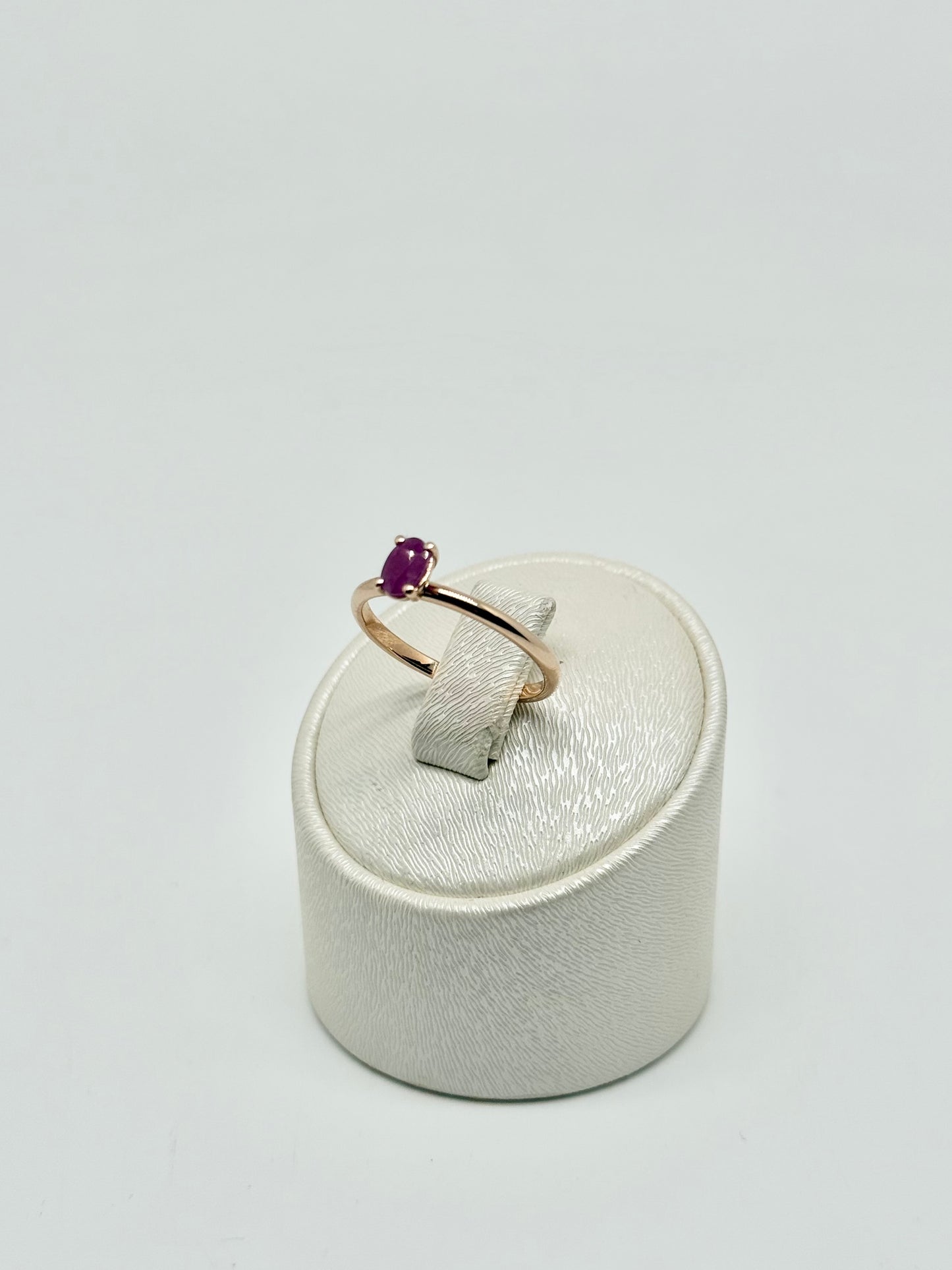 Roségouden solitaire ring bezet met een natuurlijke robijn van 0,20 karaat