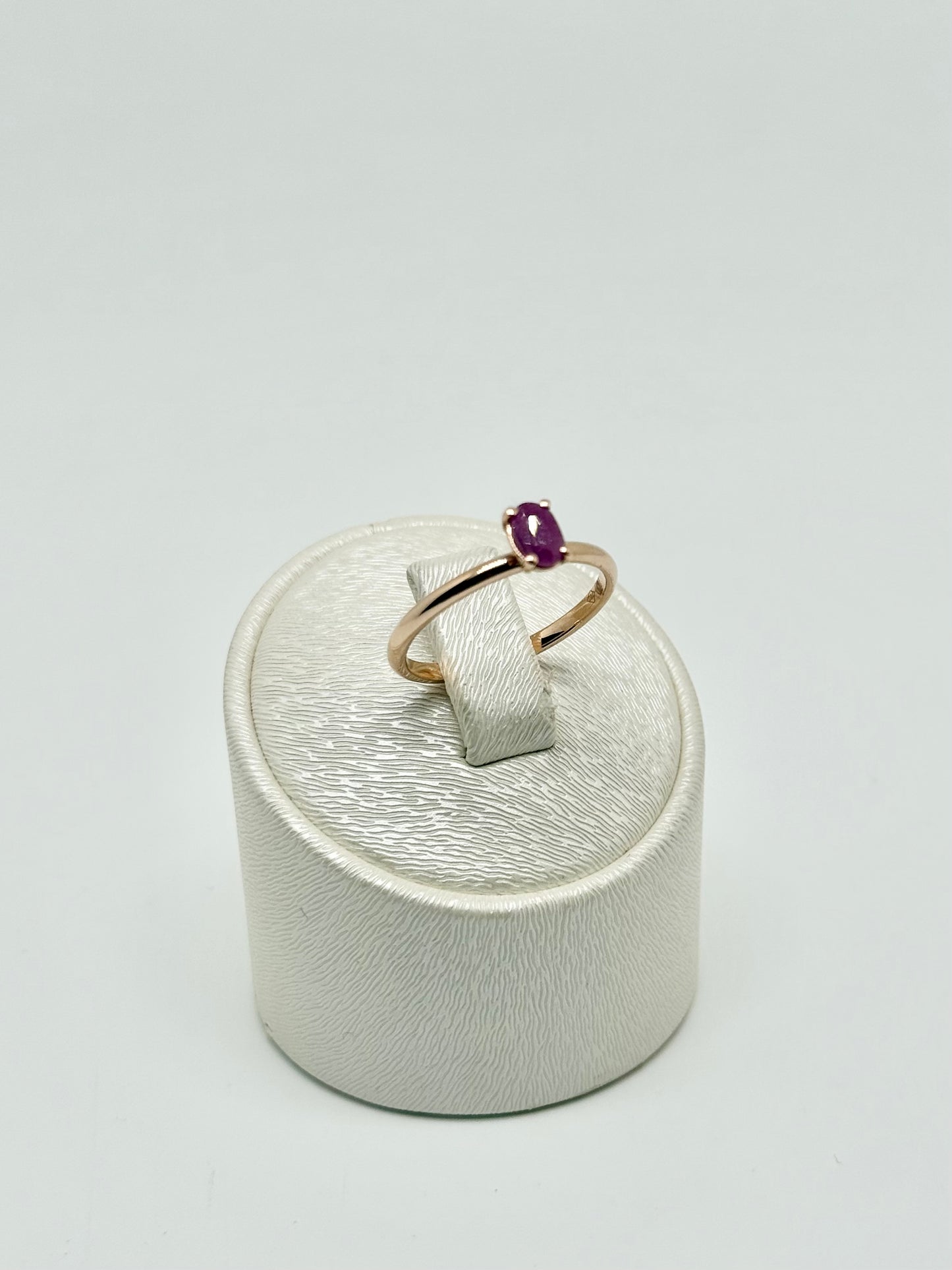 Roségouden solitaire ring bezet met een natuurlijke robijn van 0,20 karaat