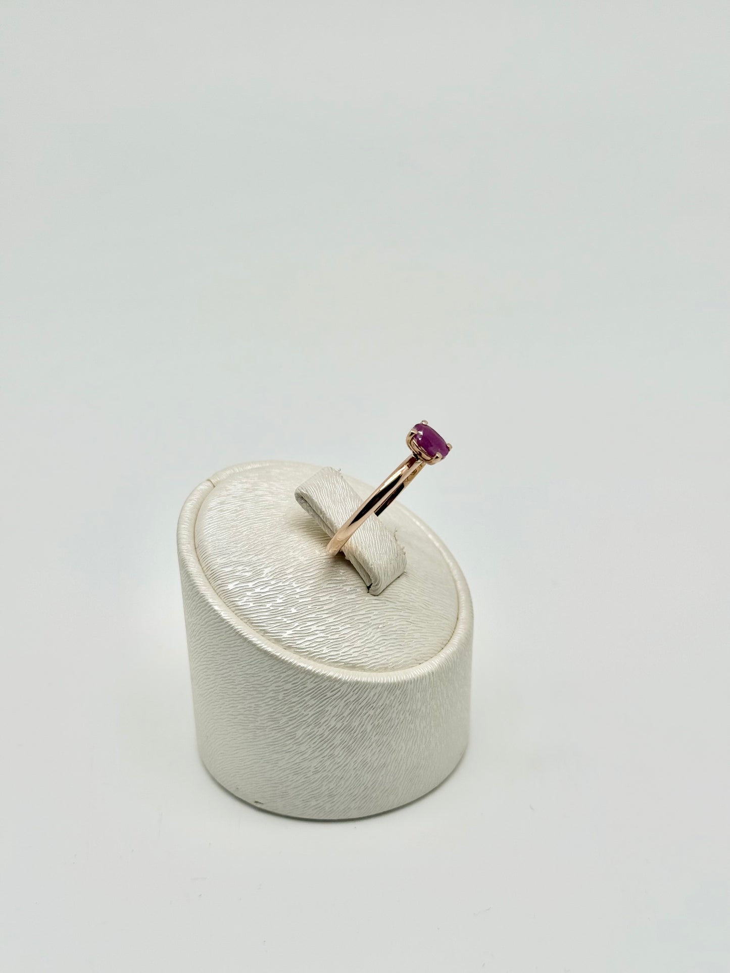 Roségouden solitaire ring bezet met een natuurlijke robijn van 0,20 karaat