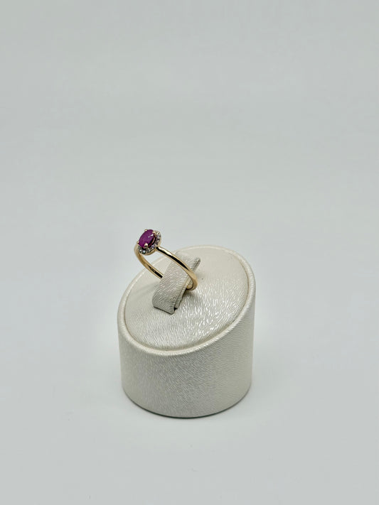 Solitaire ring van 18 karaat geelgoud (750/1000) bezet met een robijn van 0,20 karaat