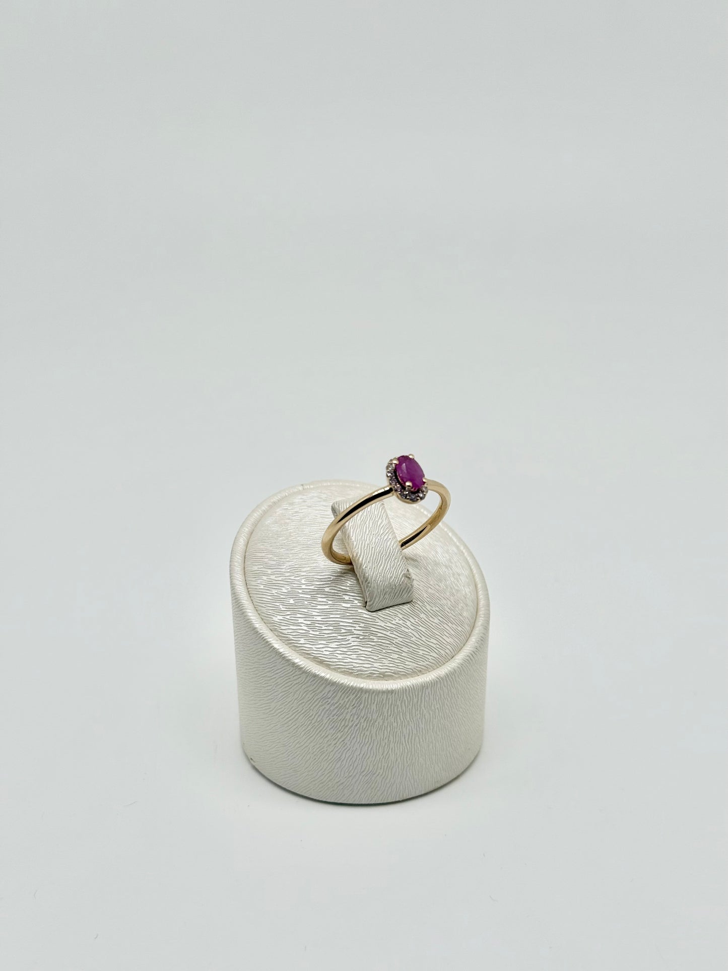 18-carat yellow gold (750/1000) solitaire ring set with a 0.20 ct ruby