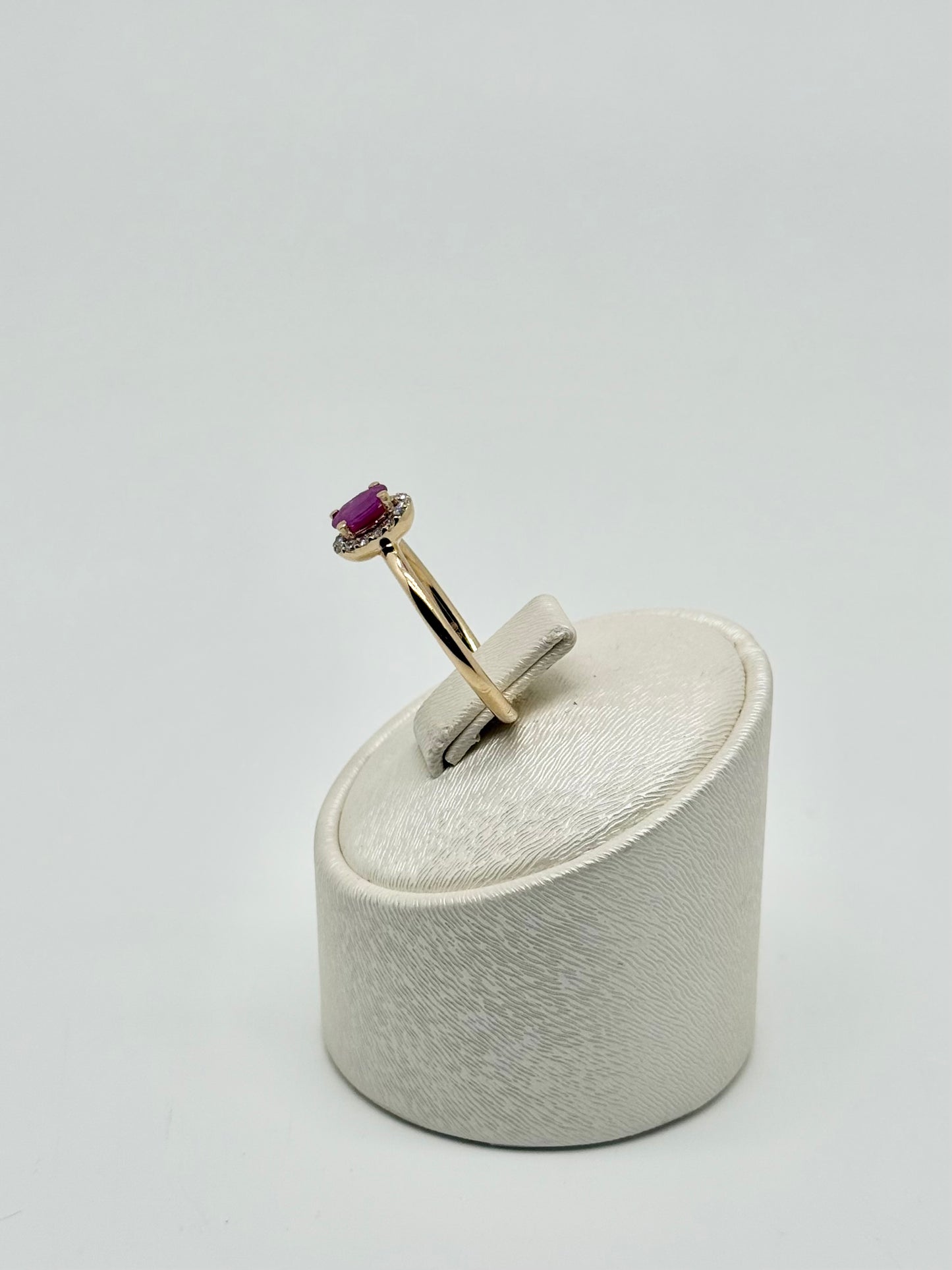 18-carat yellow gold (750/1000) solitaire ring set with a 0.20 ct ruby