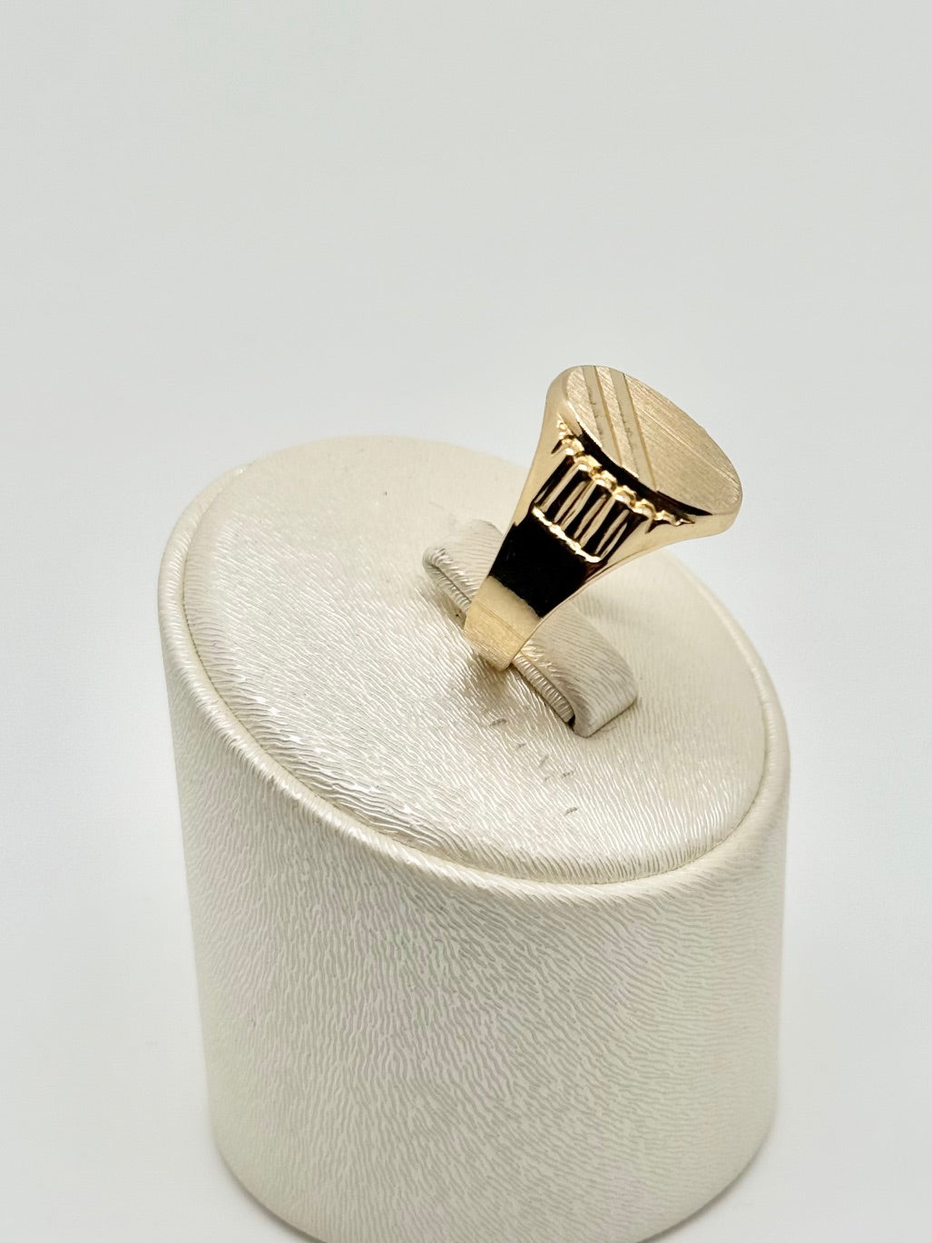 Men's yellow gold ring