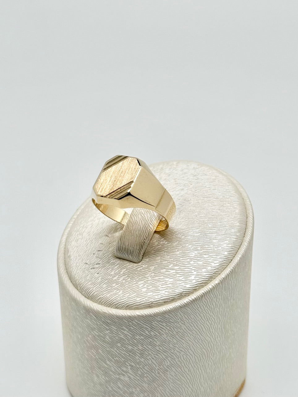 Men's yellow gold ring