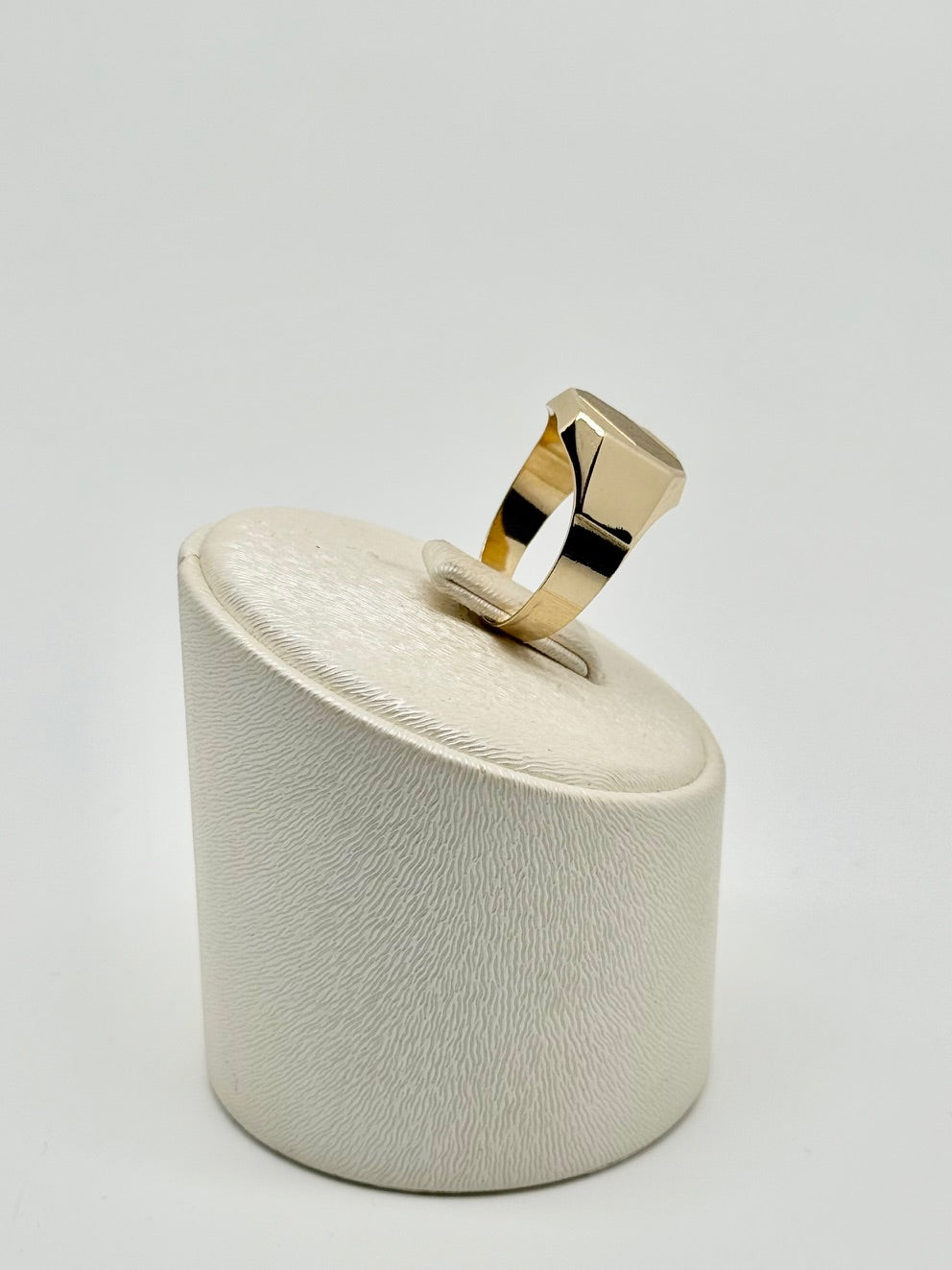 Men's yellow gold ring