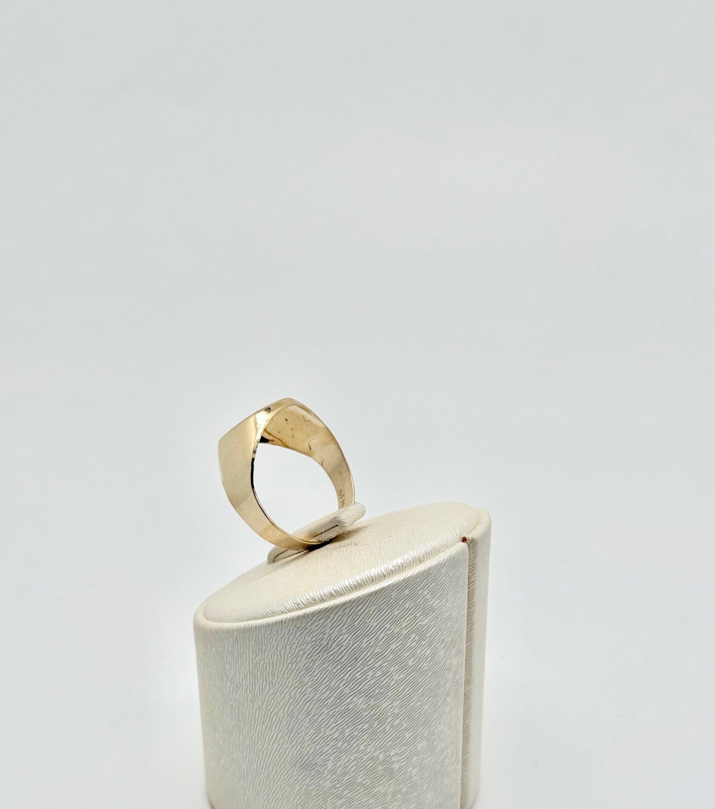 Men's yellow gold ring