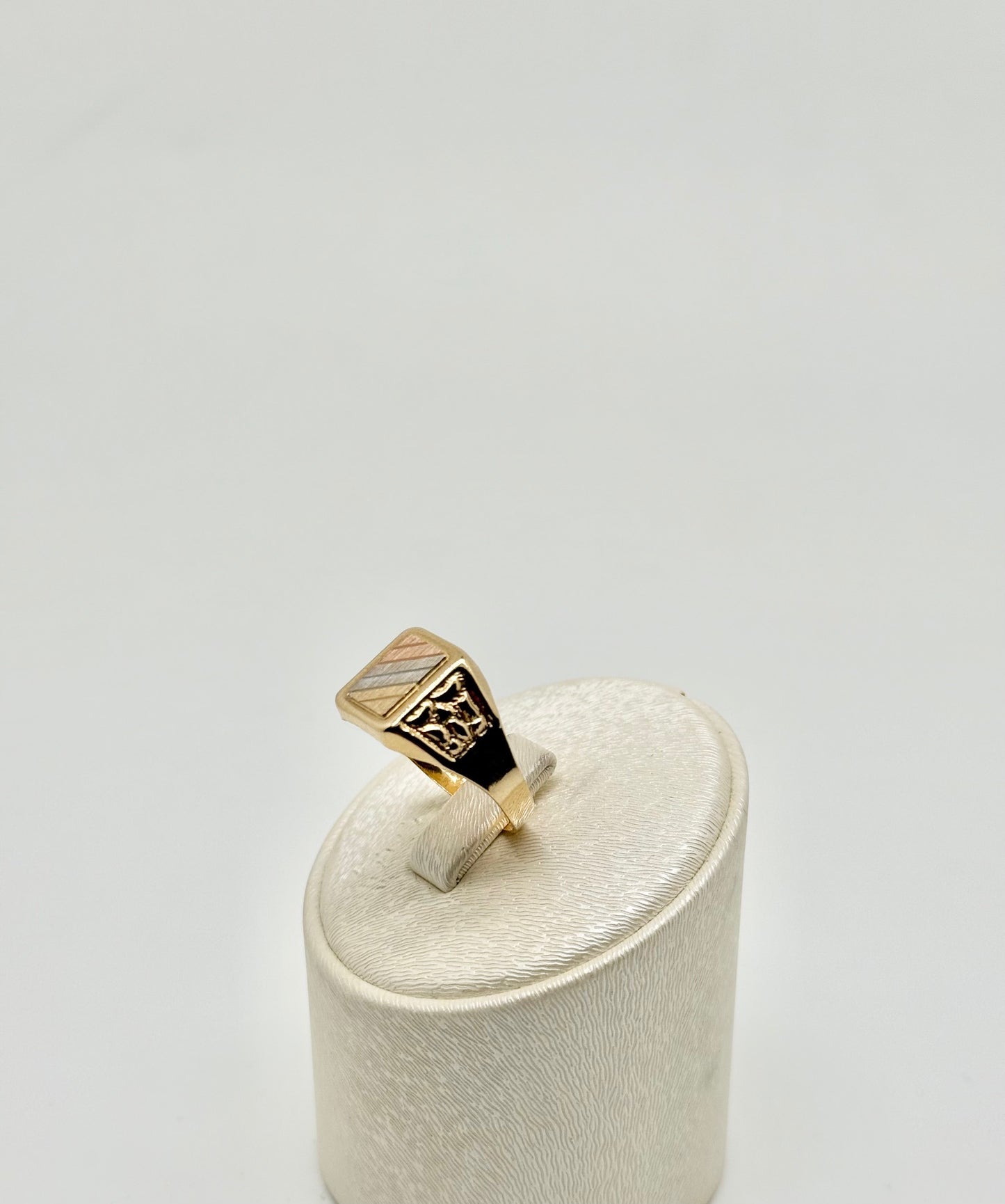 Yellow gold ring