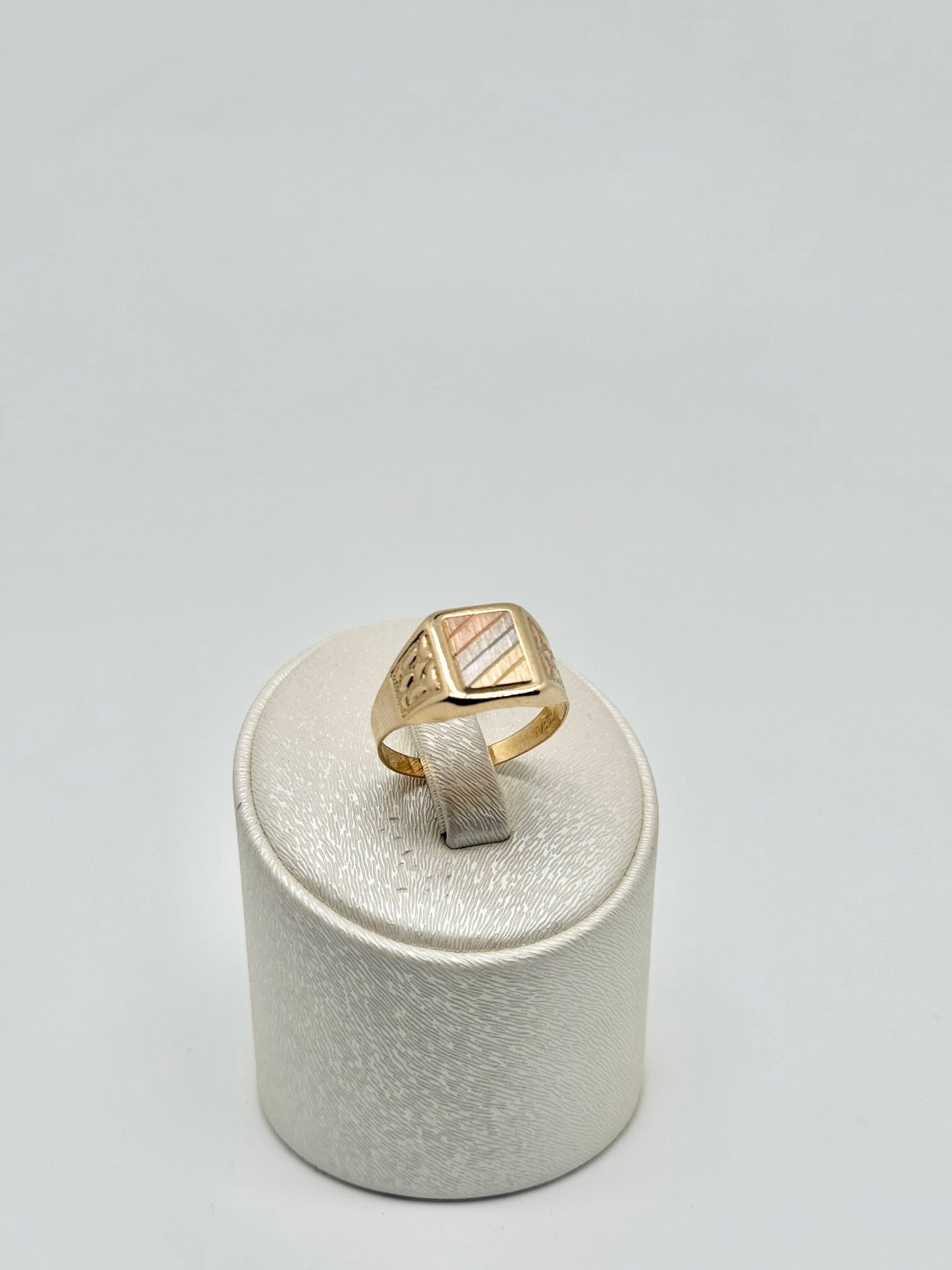 Yellow gold ring