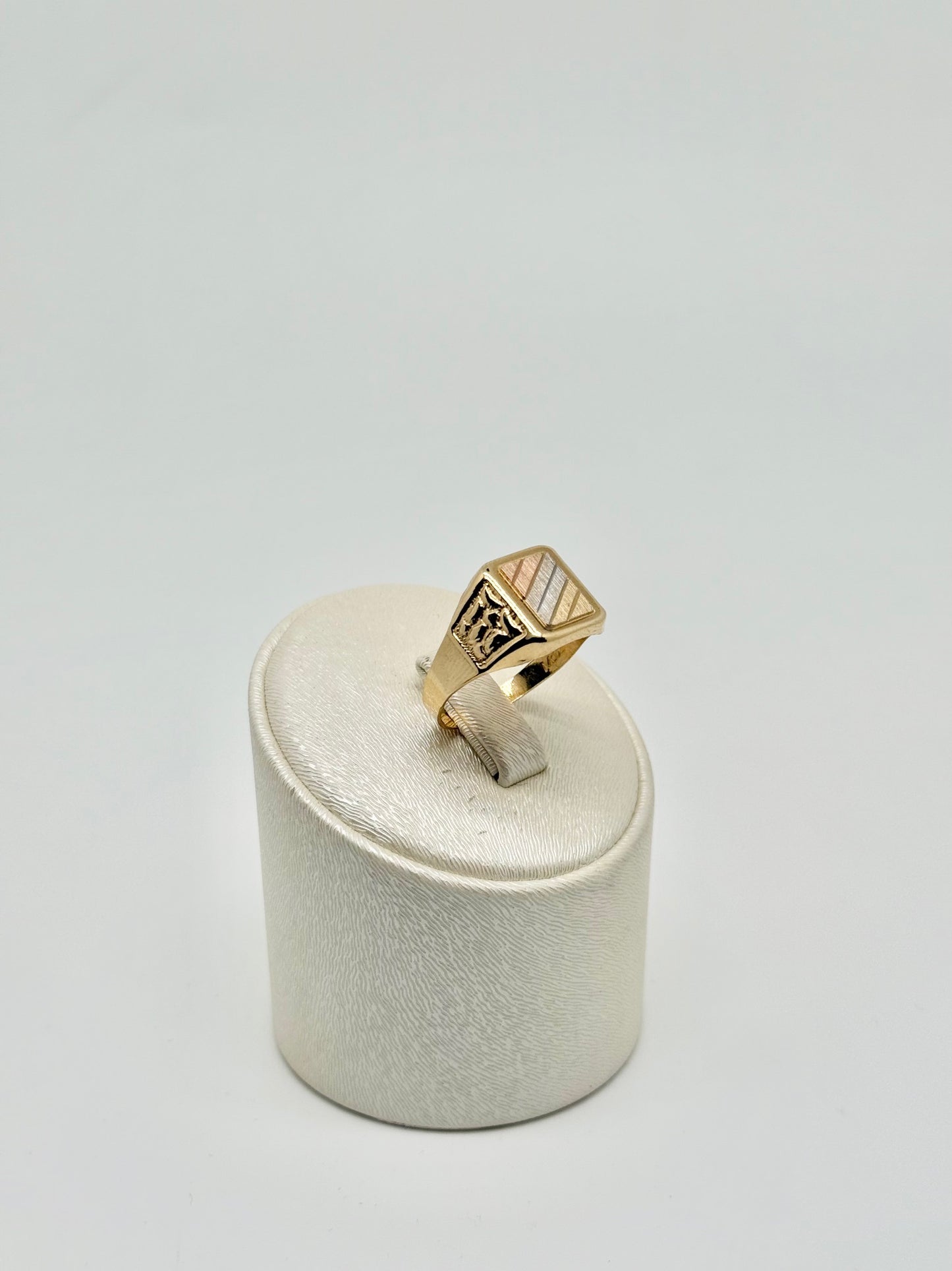 Yellow gold ring