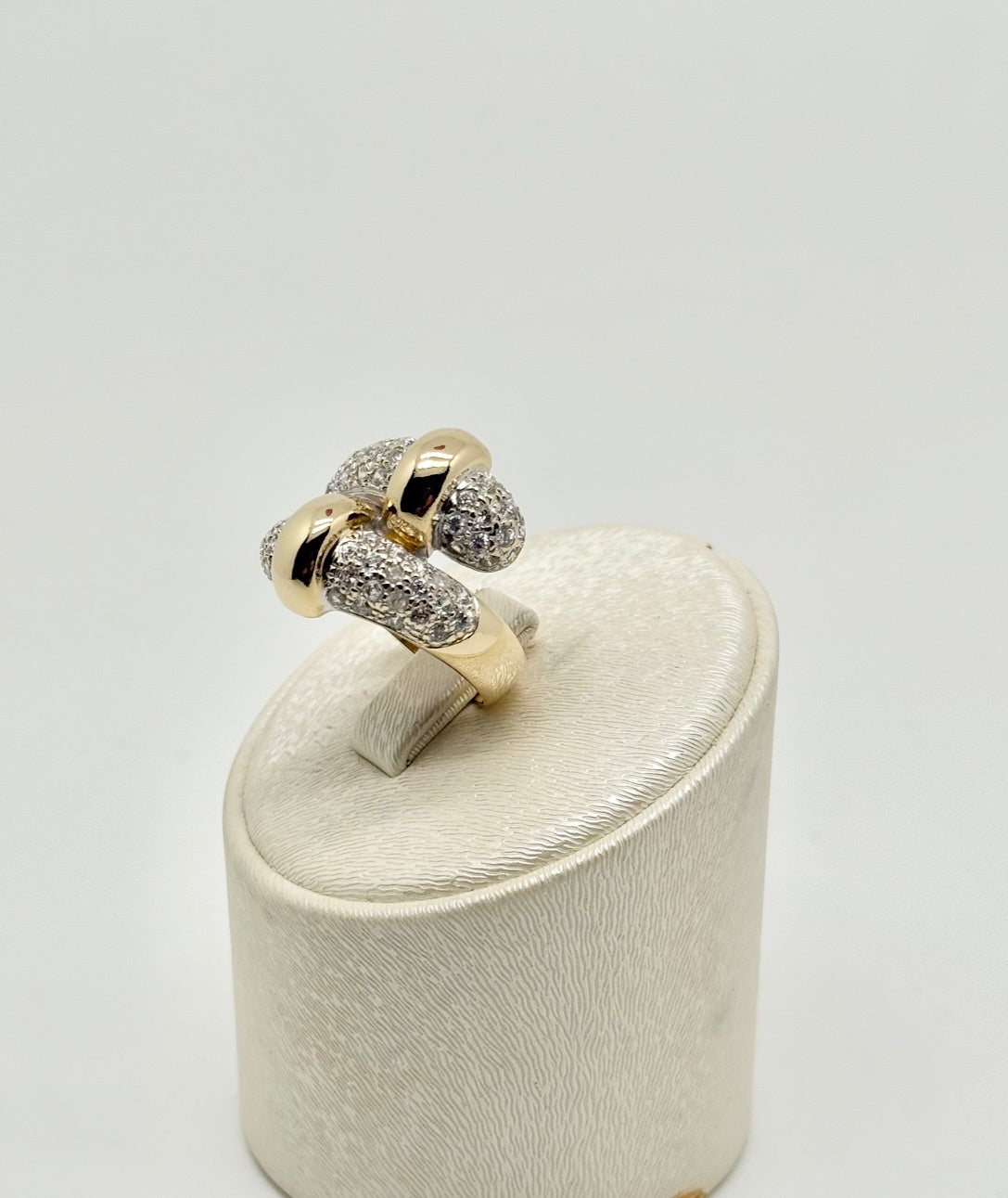 Yellow gold ring set with zircons
