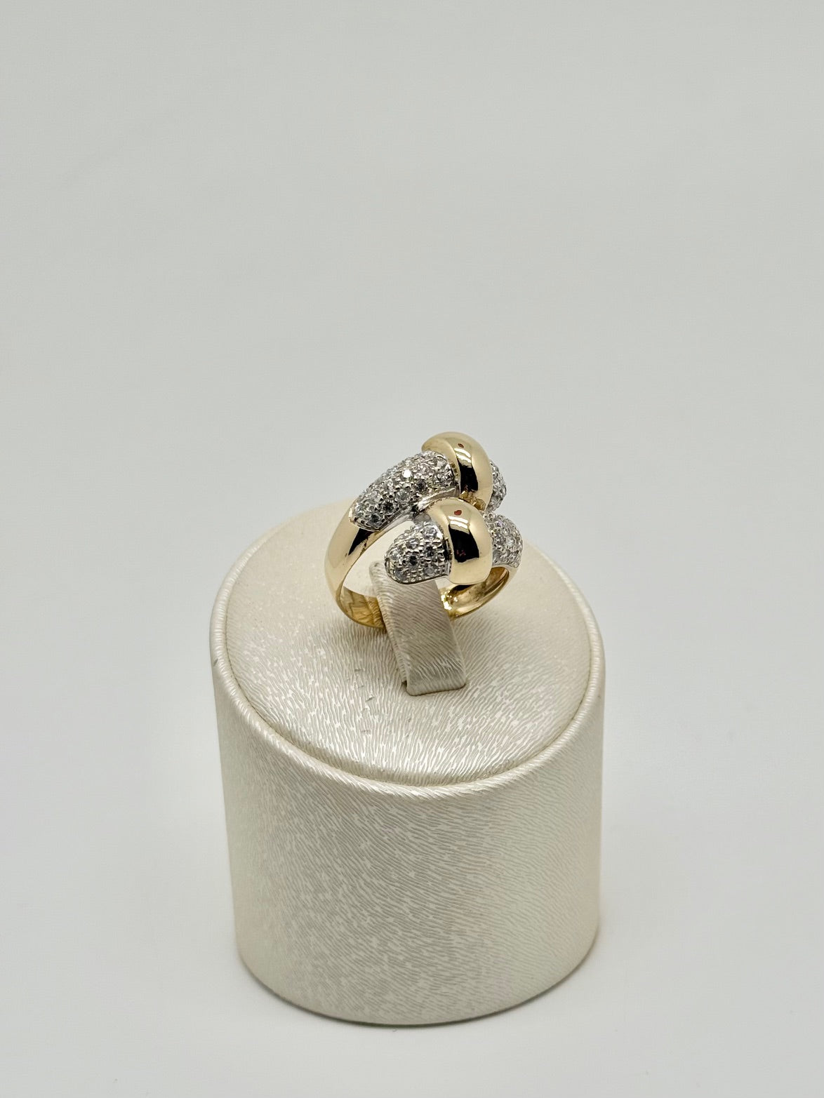 Yellow gold ring set with zircons