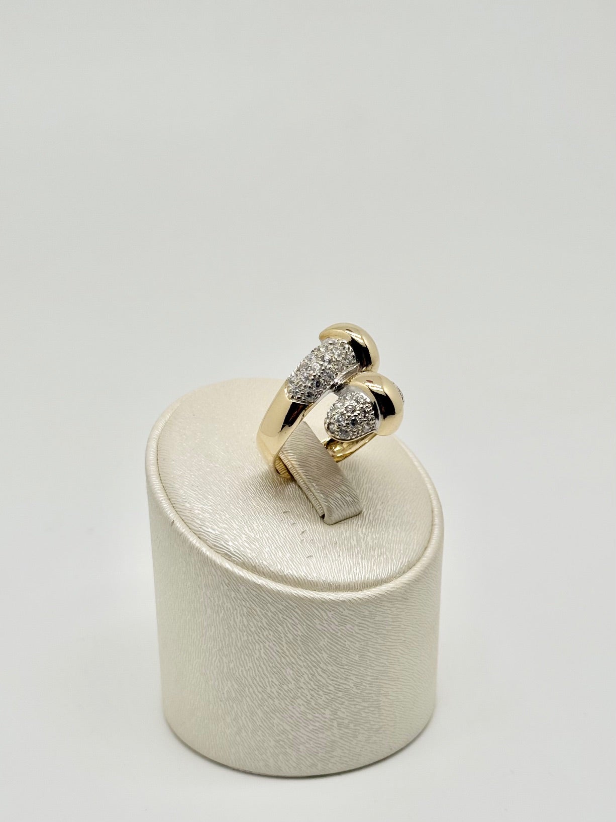 Yellow gold ring set with zircons
