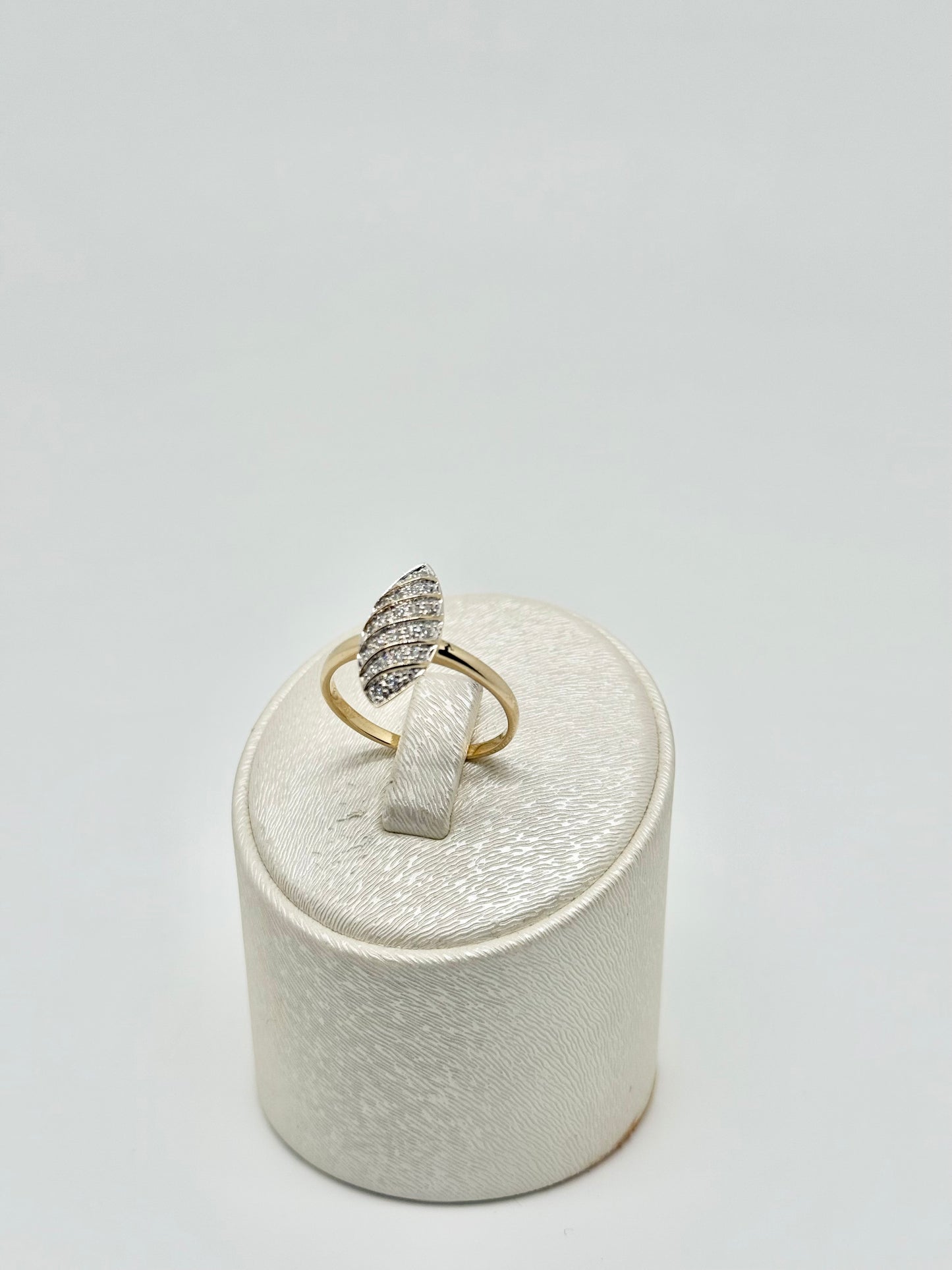 Yellow gold ring, 0.16ct diamonds