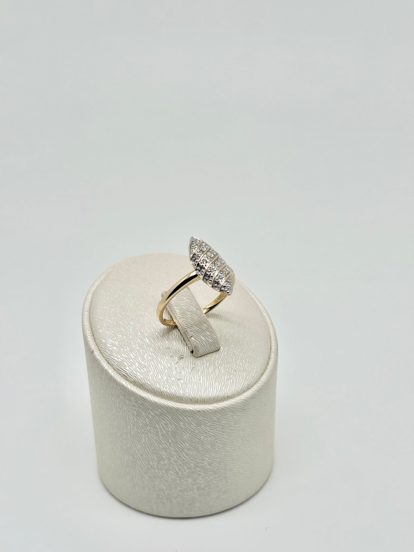 Yellow gold ring, 0.16ct diamonds
