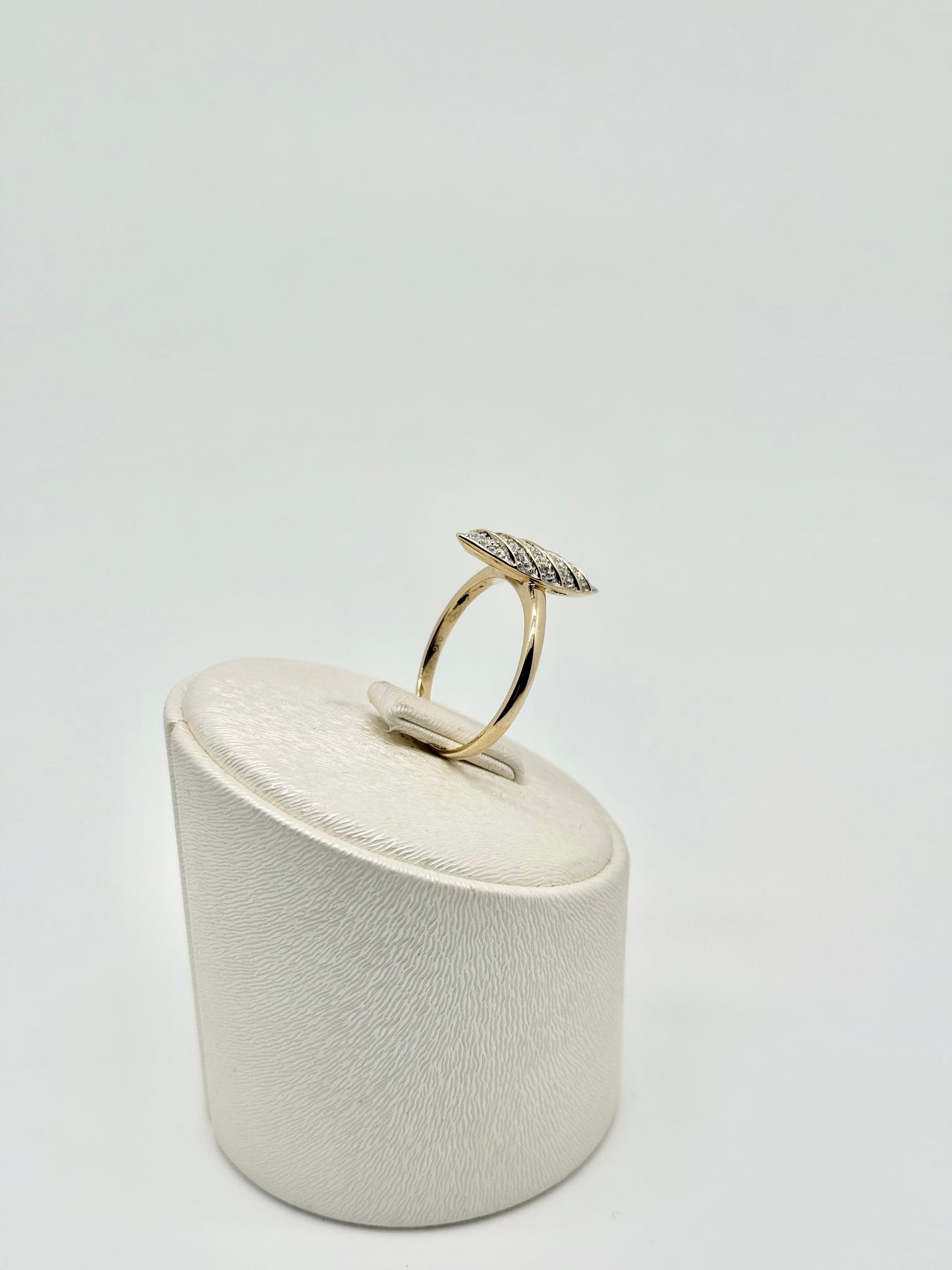 Yellow gold ring, 0.16ct diamonds