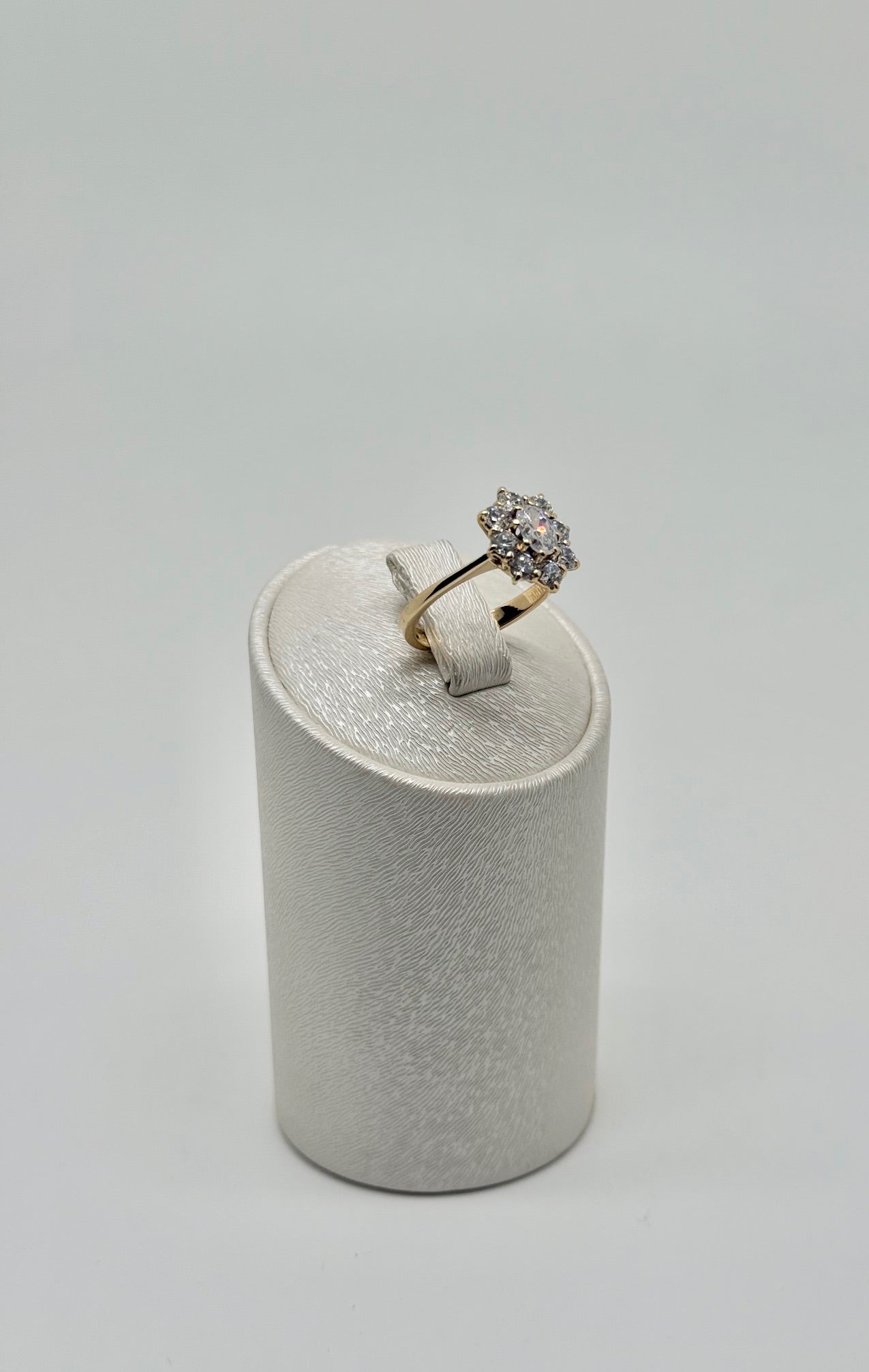 Yellow gold ring set with zircons, 18 carats/750, 3.55 g