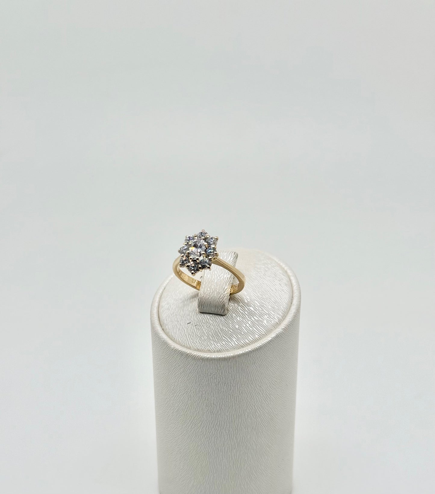 Yellow gold ring set with zircons, 18 carats/750, 3.55 g