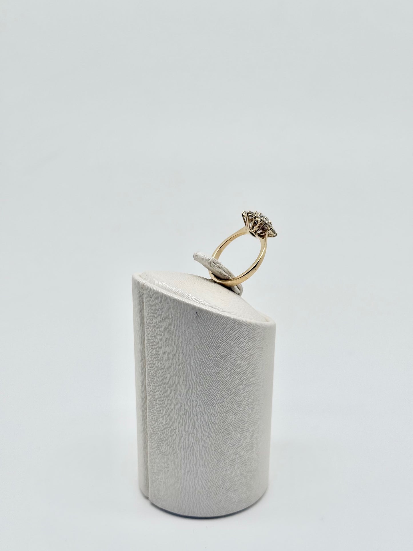 Yellow gold ring set with zircons, 18 carats/750, 3.55 g