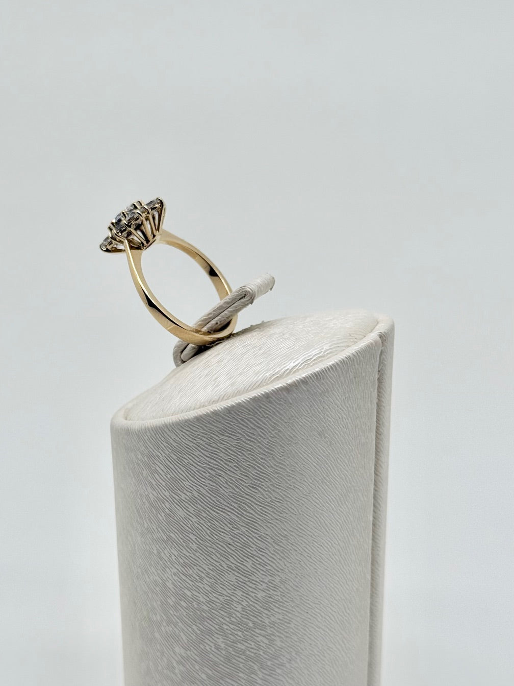 Yellow gold ring set with zircons, 18 carats/750, 3.55 g