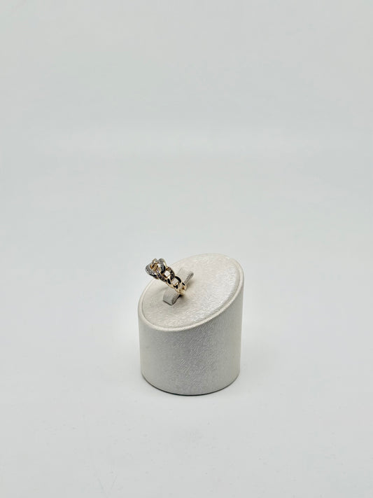 Ring van geel en witgoud bezet met zirkonen. 