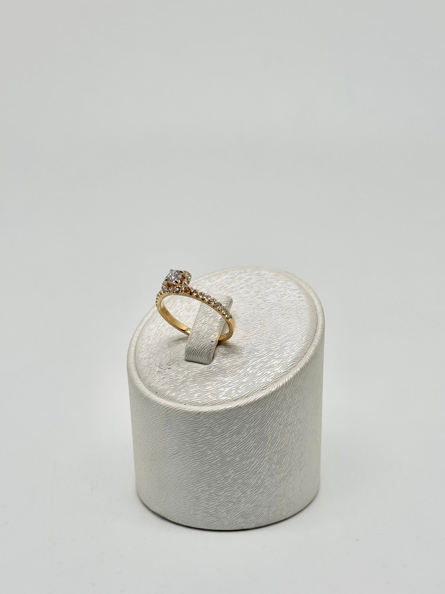 18k yellow gold engagement ring, natural diamond