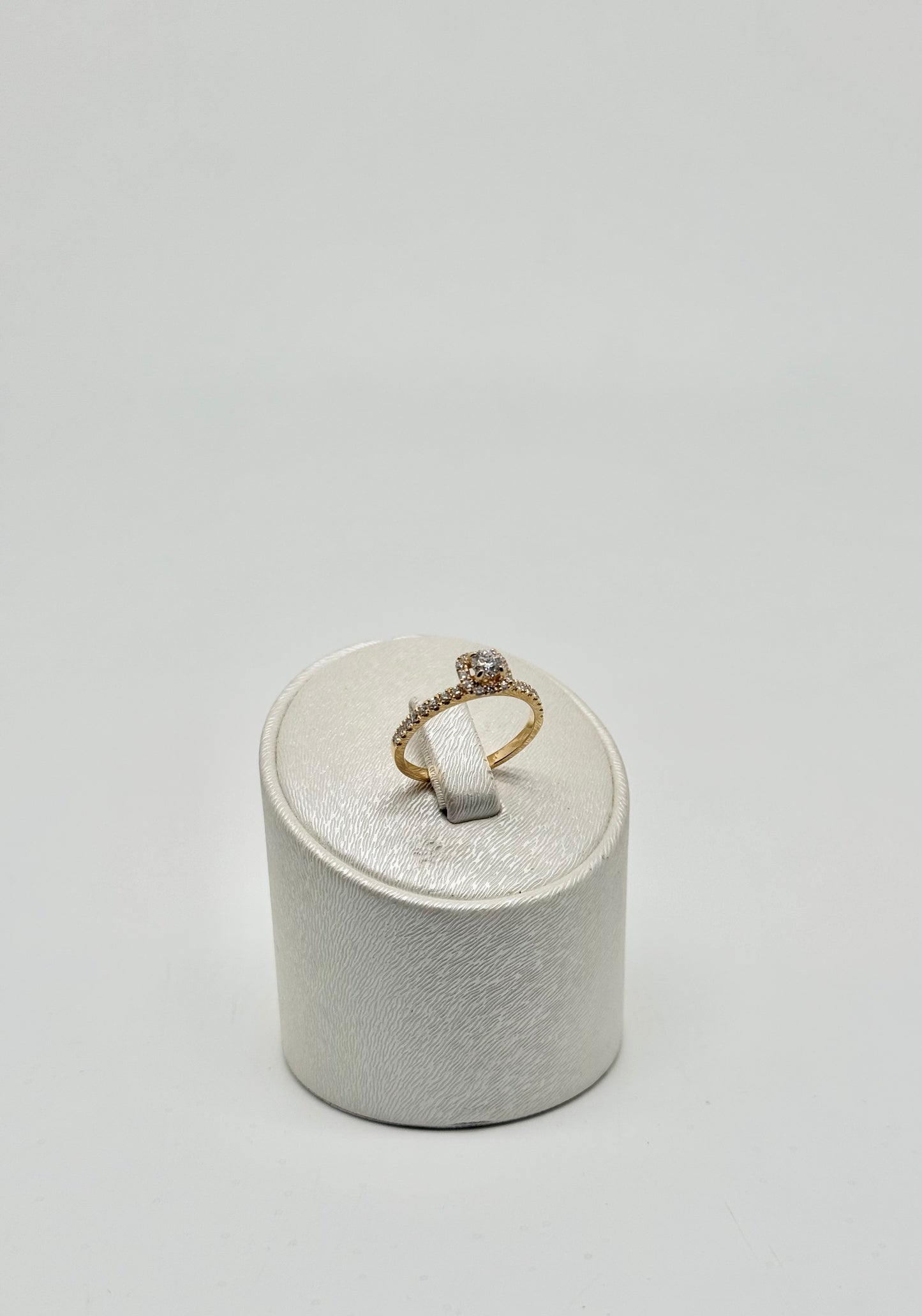 18k yellow gold engagement ring, natural diamond