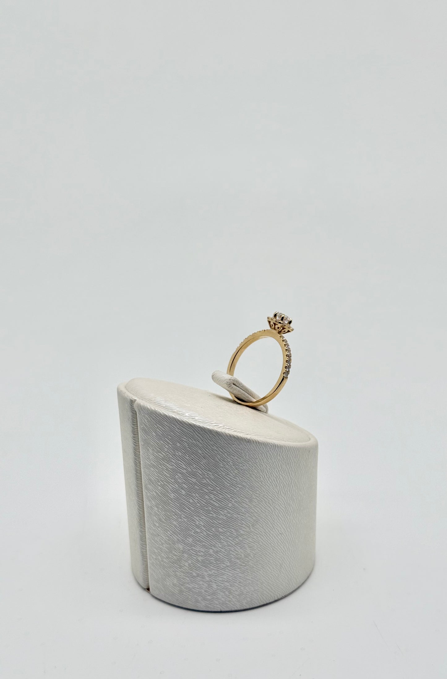 18k yellow gold engagement ring, natural diamond