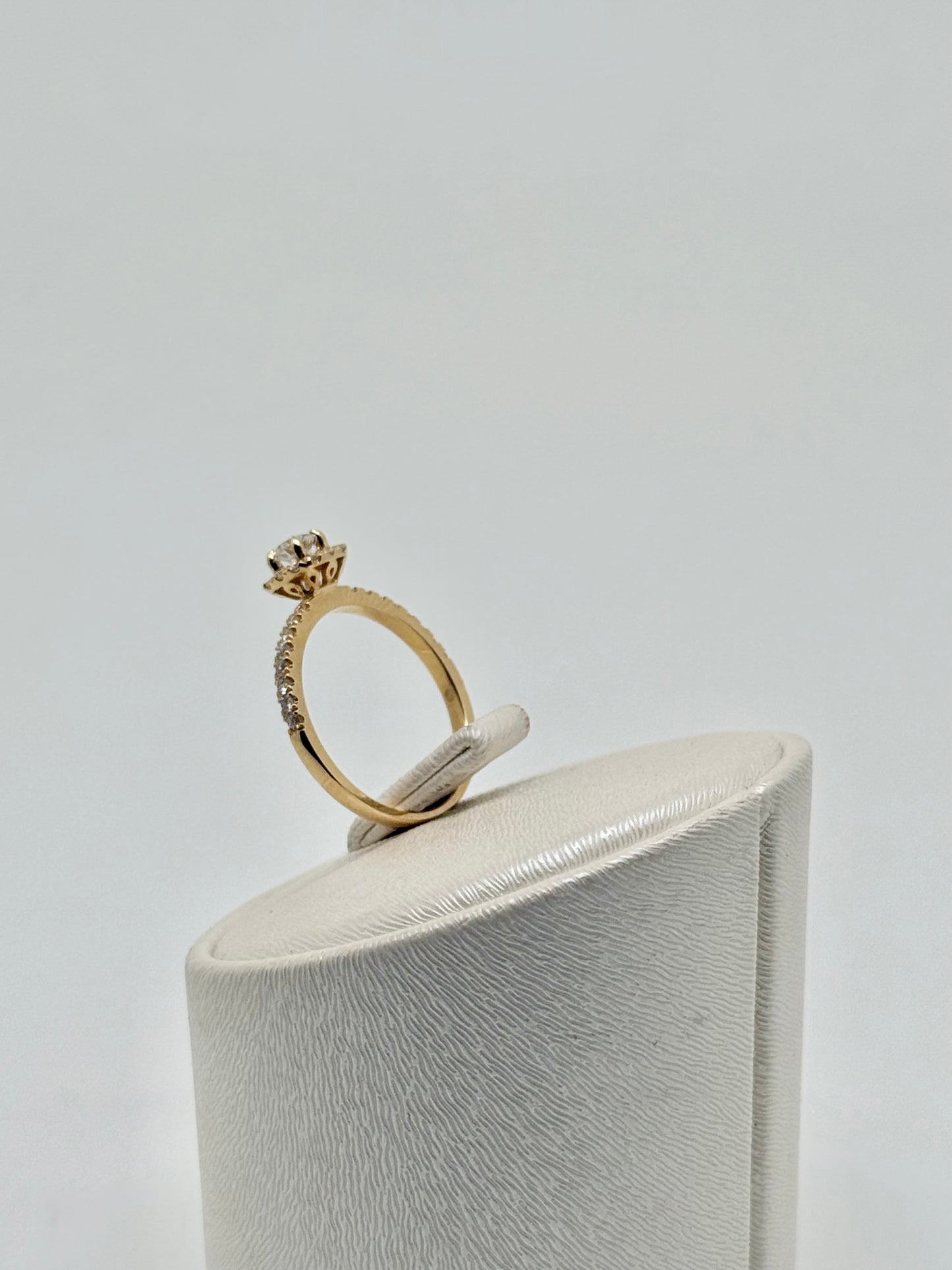 18k yellow gold engagement ring, natural diamond