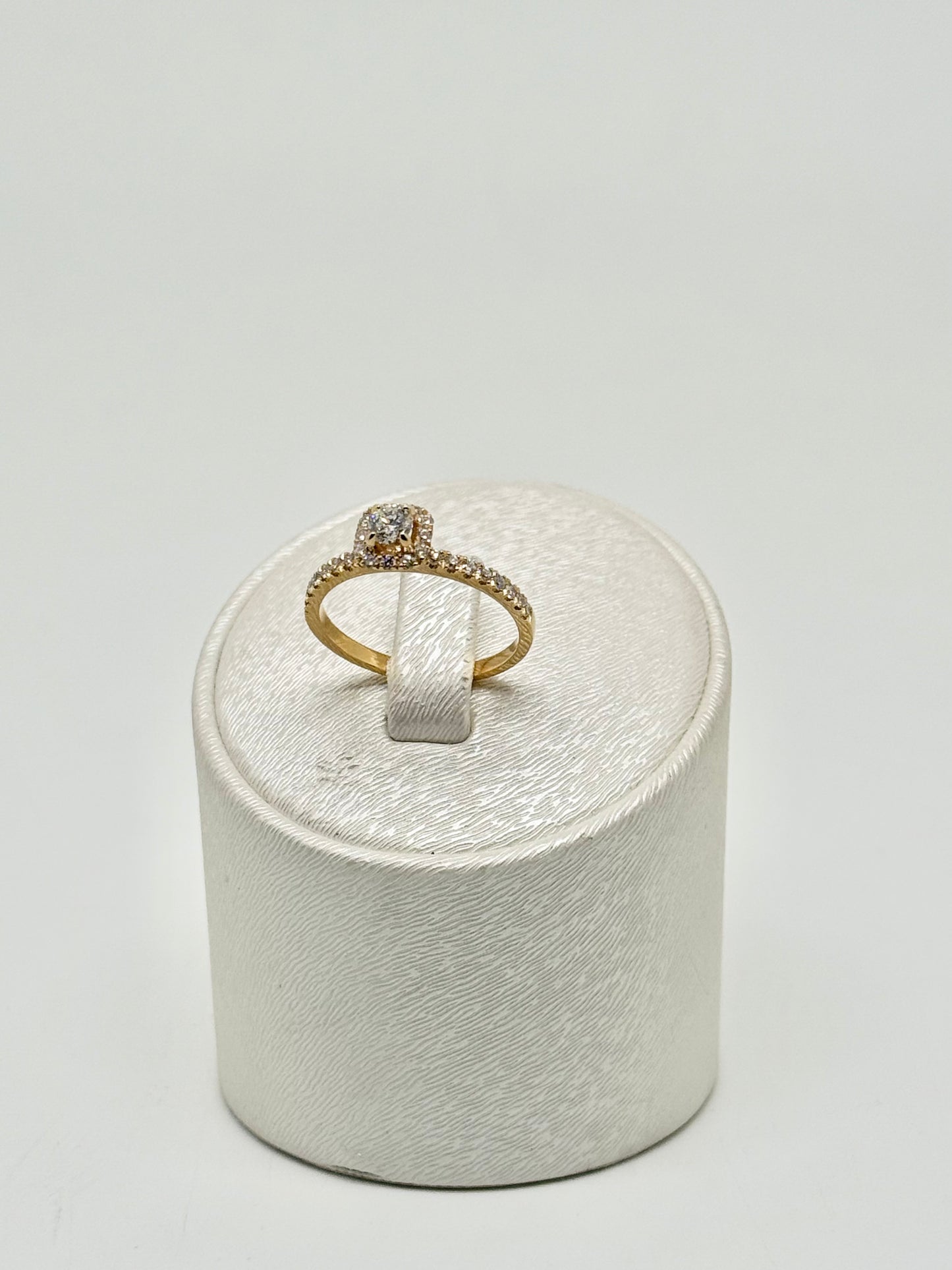 18k yellow gold engagement ring, natural diamond