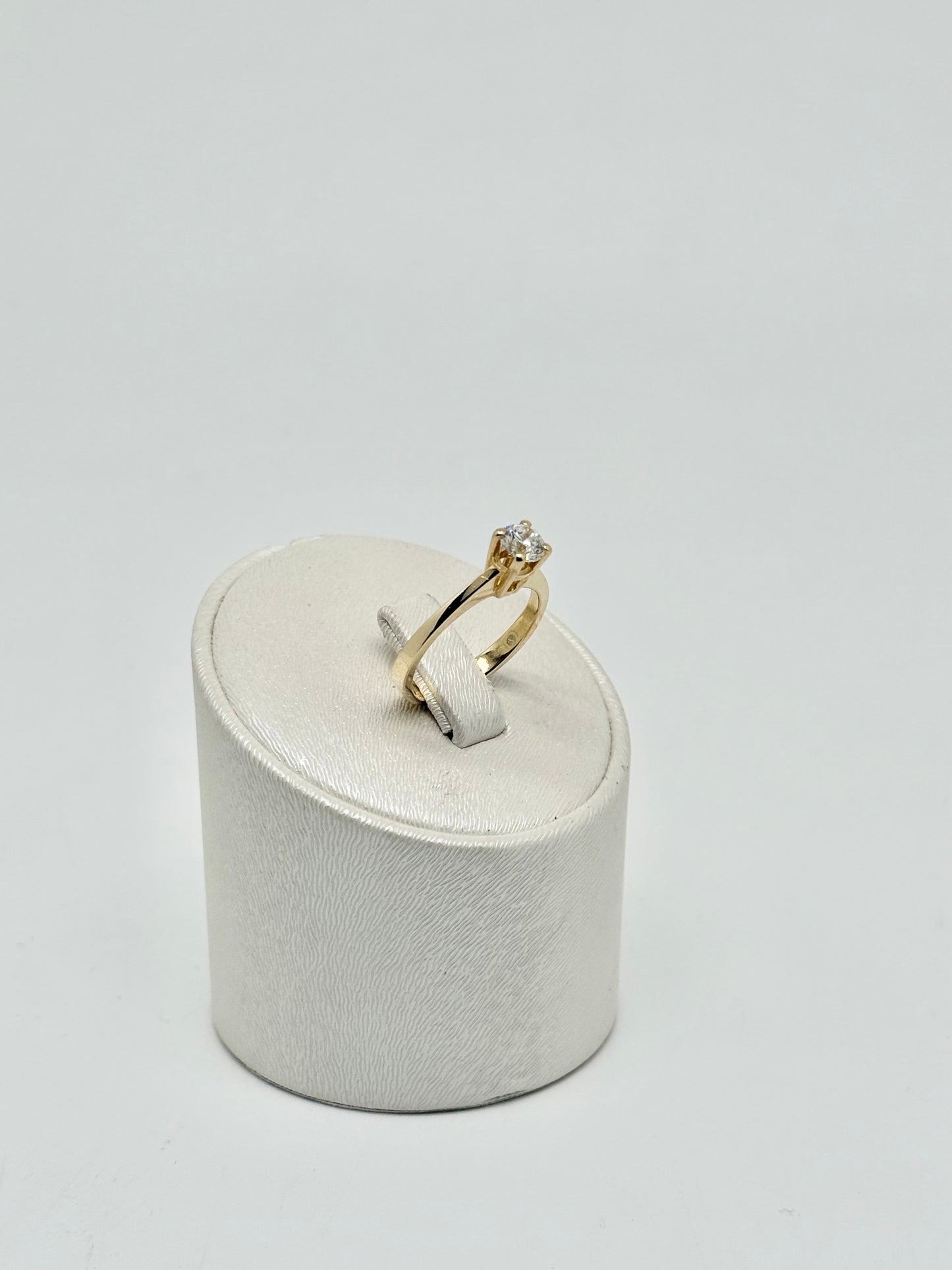 Solitaire ring in 0.50 ct yellow gold DVS1 