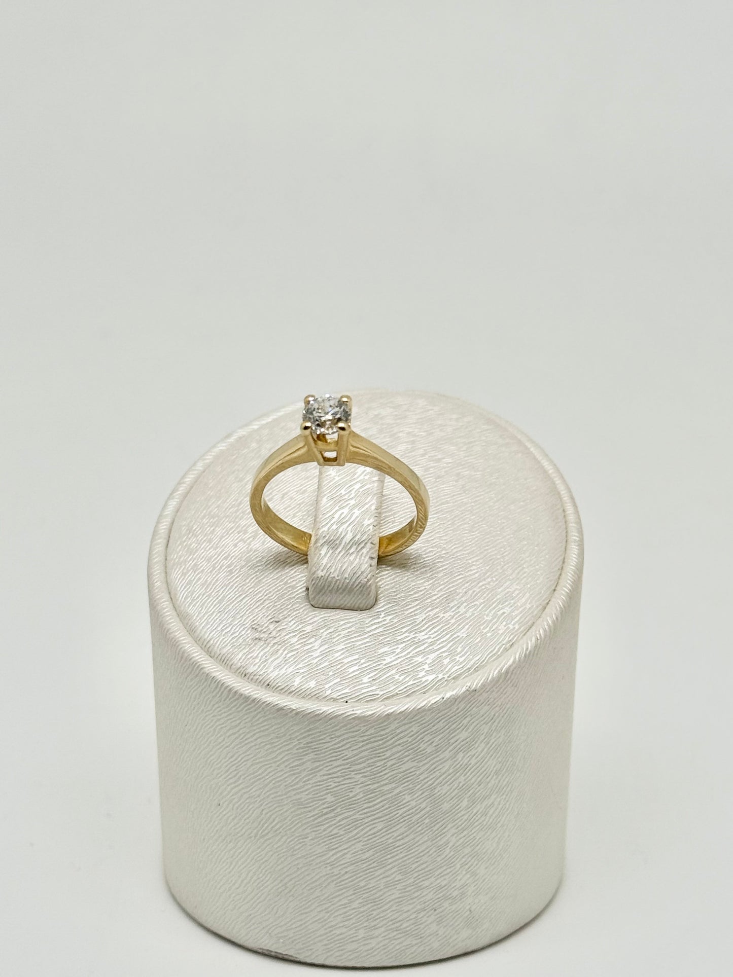 Solitaire ring in 0.50 ct yellow gold DVS1 