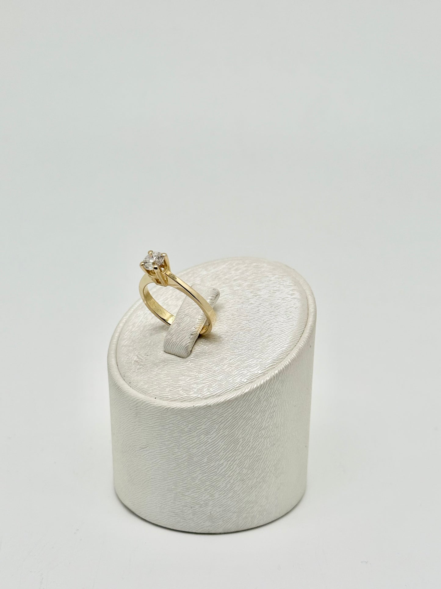 Solitaire ring in 0.50 ct yellow gold DVS1 