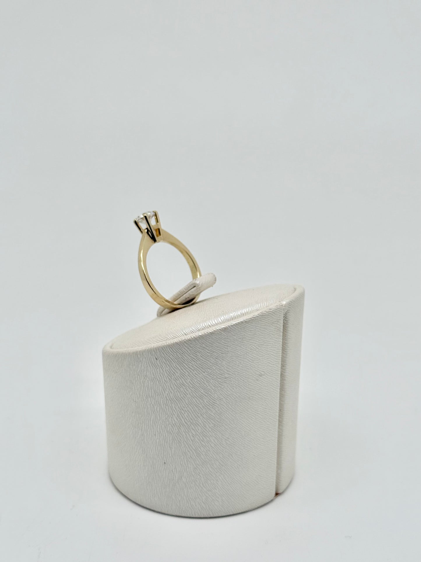 Solitaire ring in 0.50 ct yellow gold DVS1 