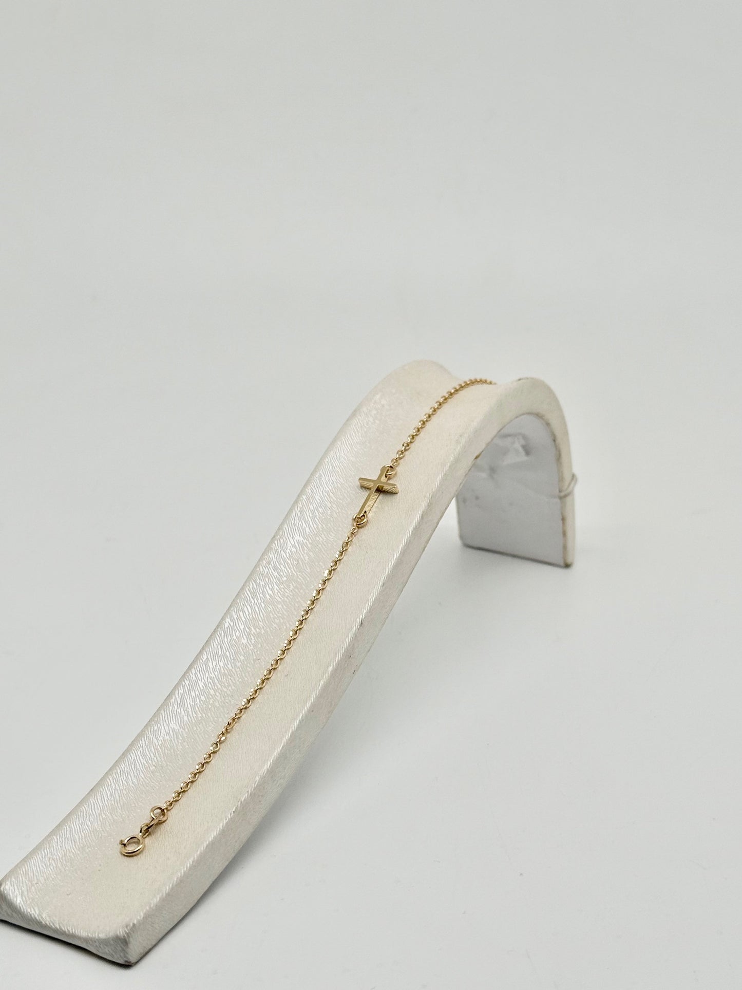 Bracelet en or jaune, motif croix