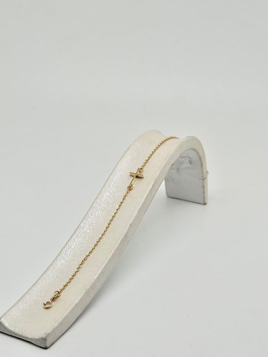 Geelgouden armband met kruismotief.